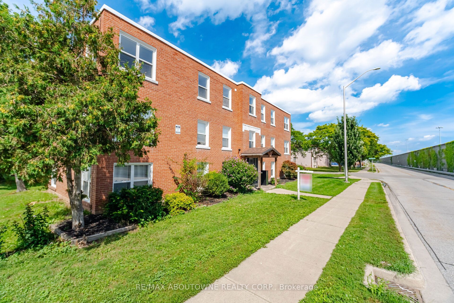 133 North Service Road E 5, Oakville, ON L6H 1A3 photo 2