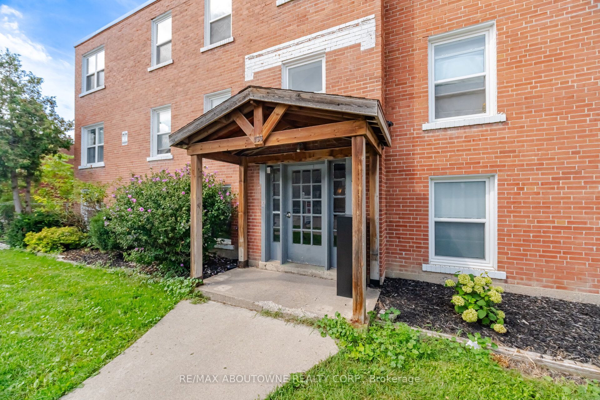 133 North Service Road E 5, Oakville, ON L6H 1A3 photo 3