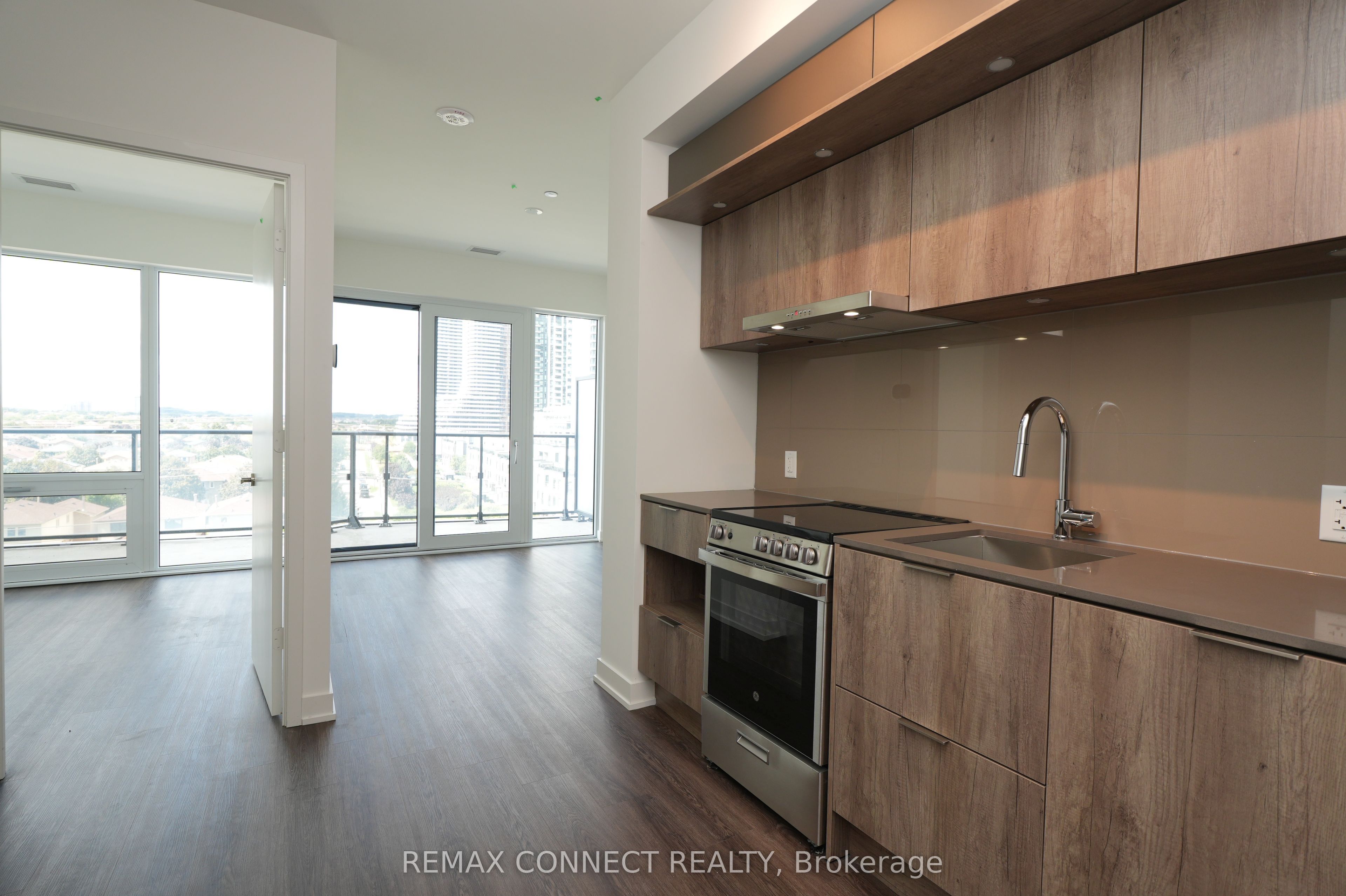 448 Burnhamthorpe Road W 503, Mississauga, ON L5B 0R4 photo 3