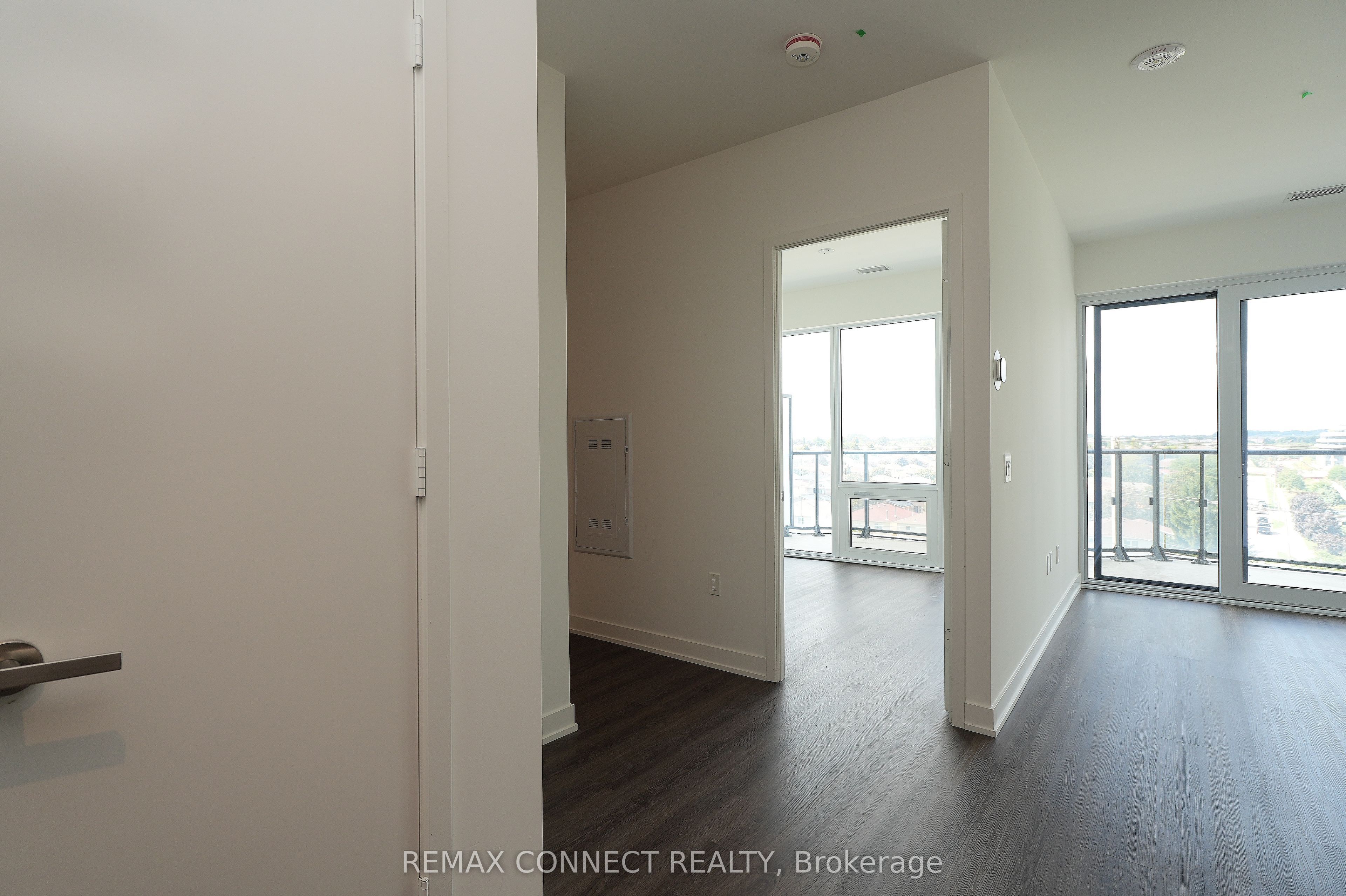 448 Burnhamthorpe Road W 503, Mississauga, ON L5B 0R4 photo 4