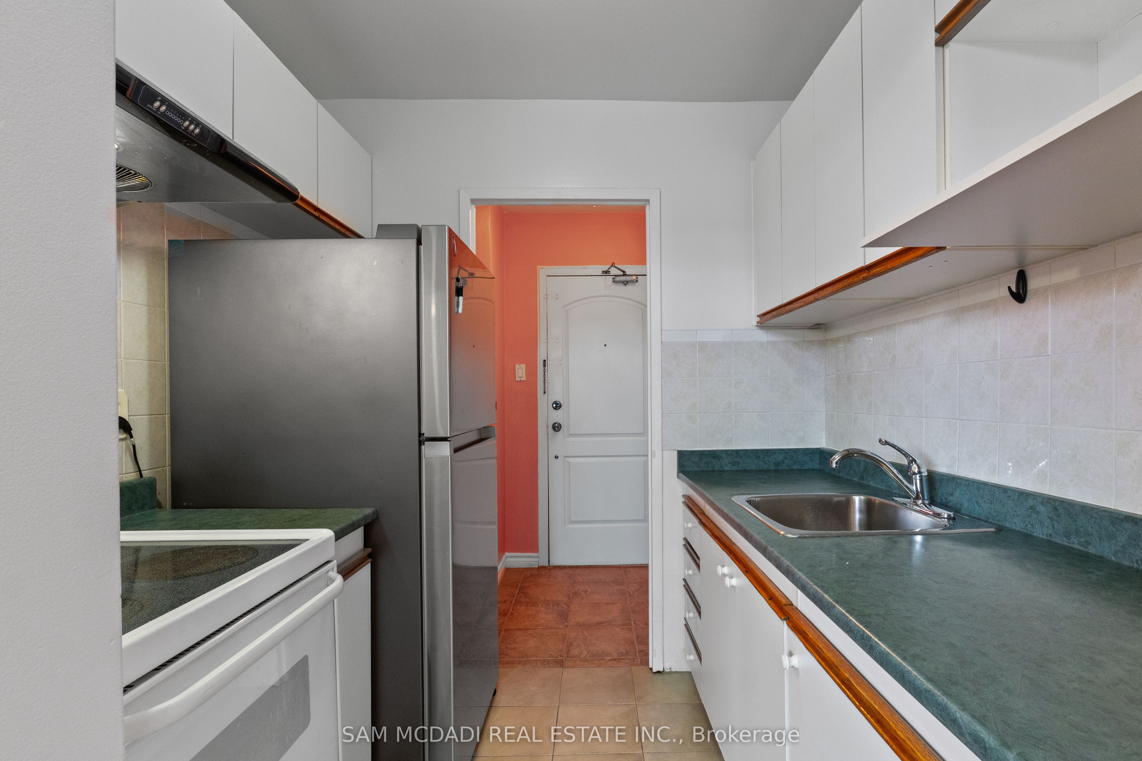 3145 Queen Frederica Drive 208, Mississauga, ON L4Y 3A7 photo 4