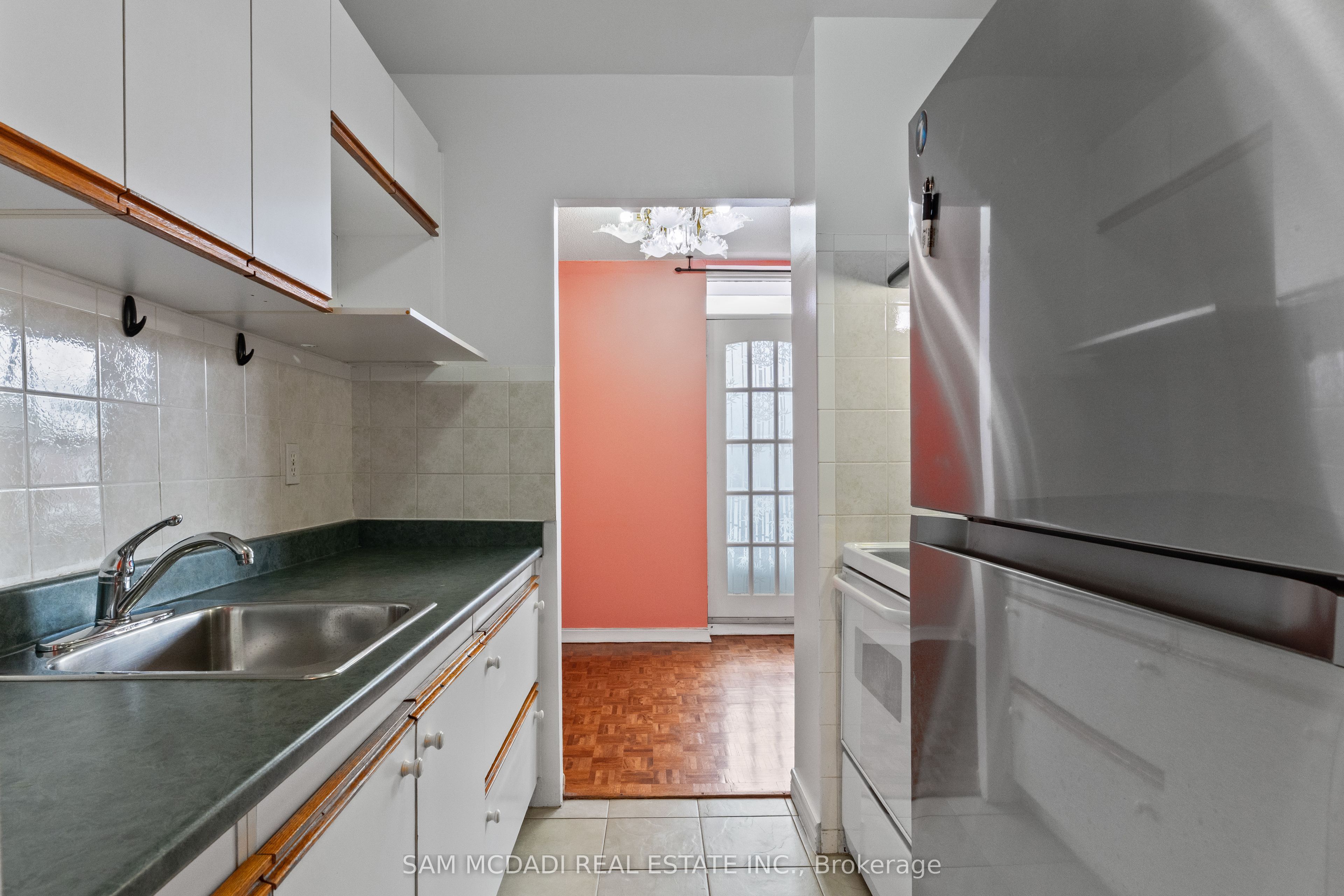 3145 Queen Frederica Drive 208, Mississauga, ON L4Y 3A7 photo 5
