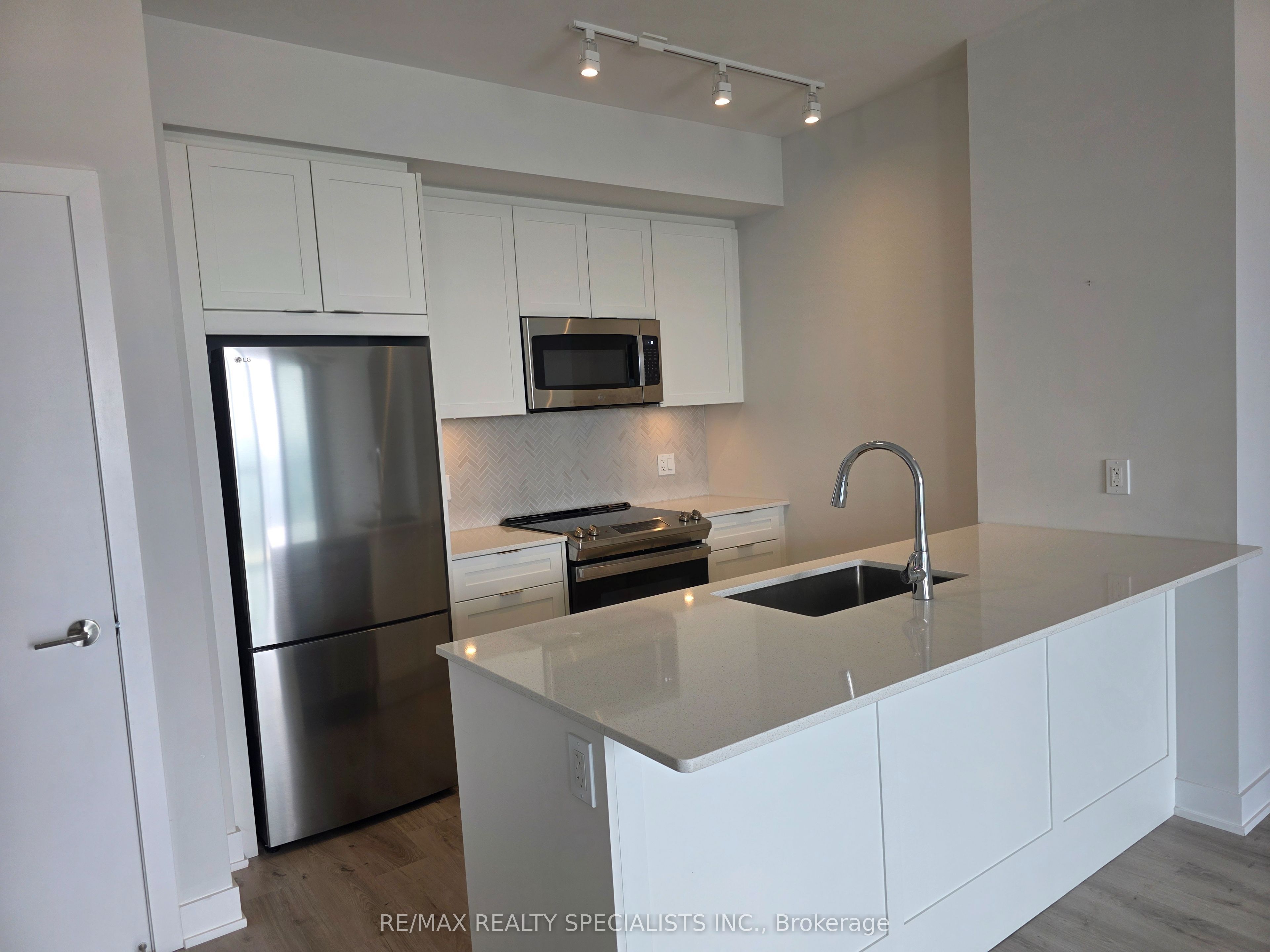 430 Square One Drive 1407, Mississauga, ON L5B 0L6 photo 2