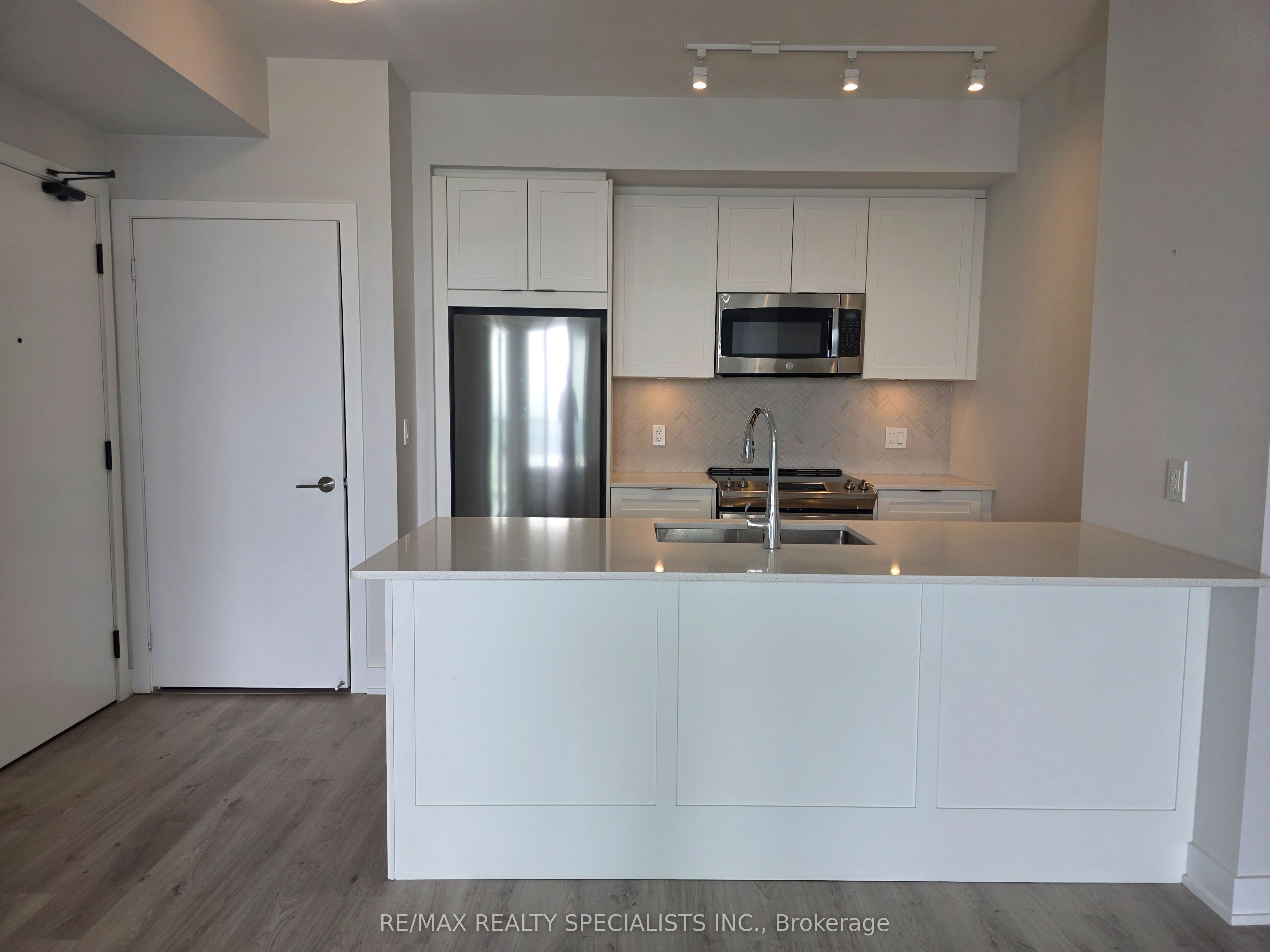 430 Square One Drive 1407, Mississauga, ON L5B 0L6 photo 3