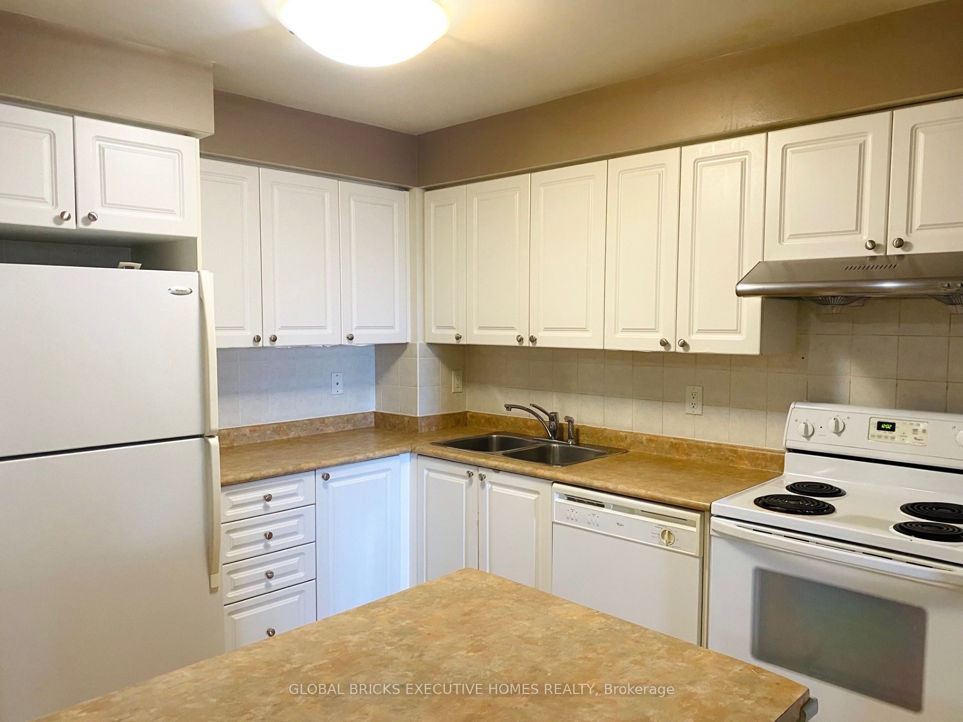 3880 Duke of York Boulevard 2402, Mississauga, ON L5B 4M7 photo 4