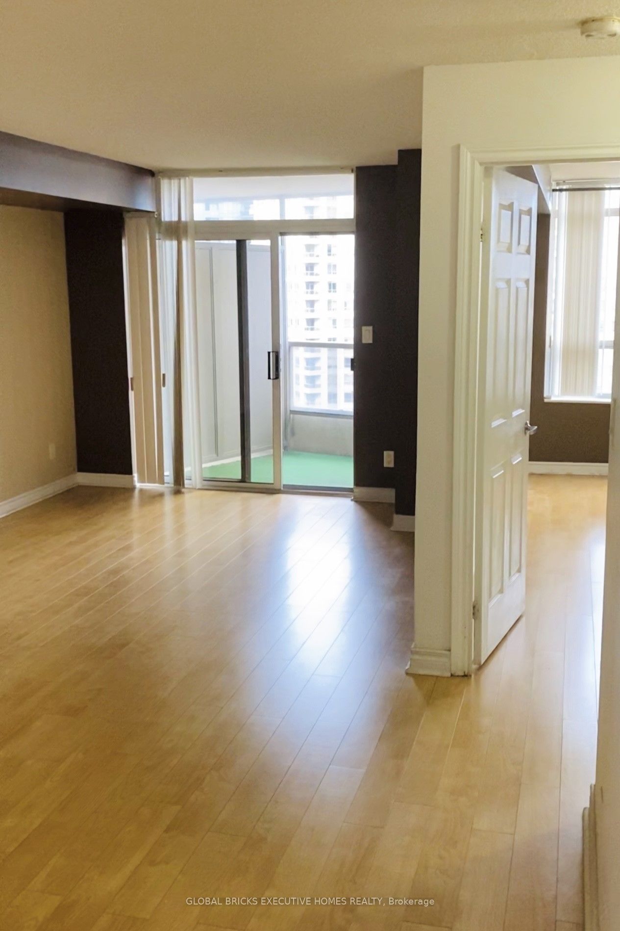 3880 Duke of York Boulevard 2402, Mississauga, ON L5B 4M7 photo 5