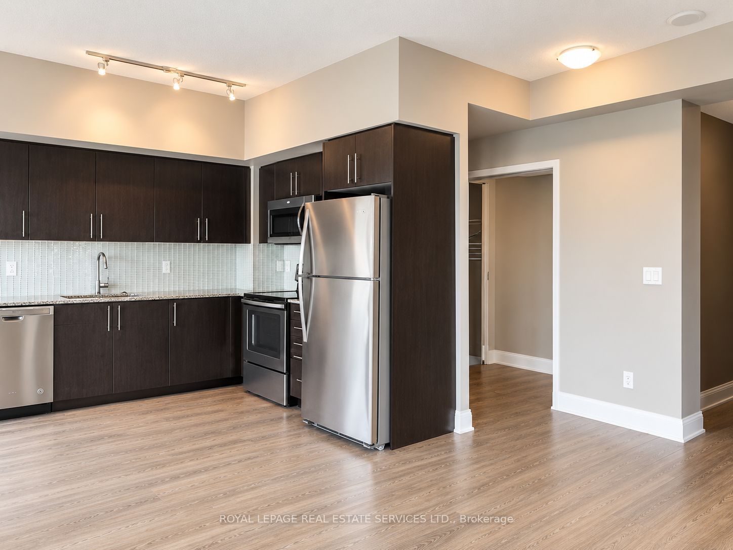 55 Speers Road 1412, Oakville, ON L6K 3R8 photo 3