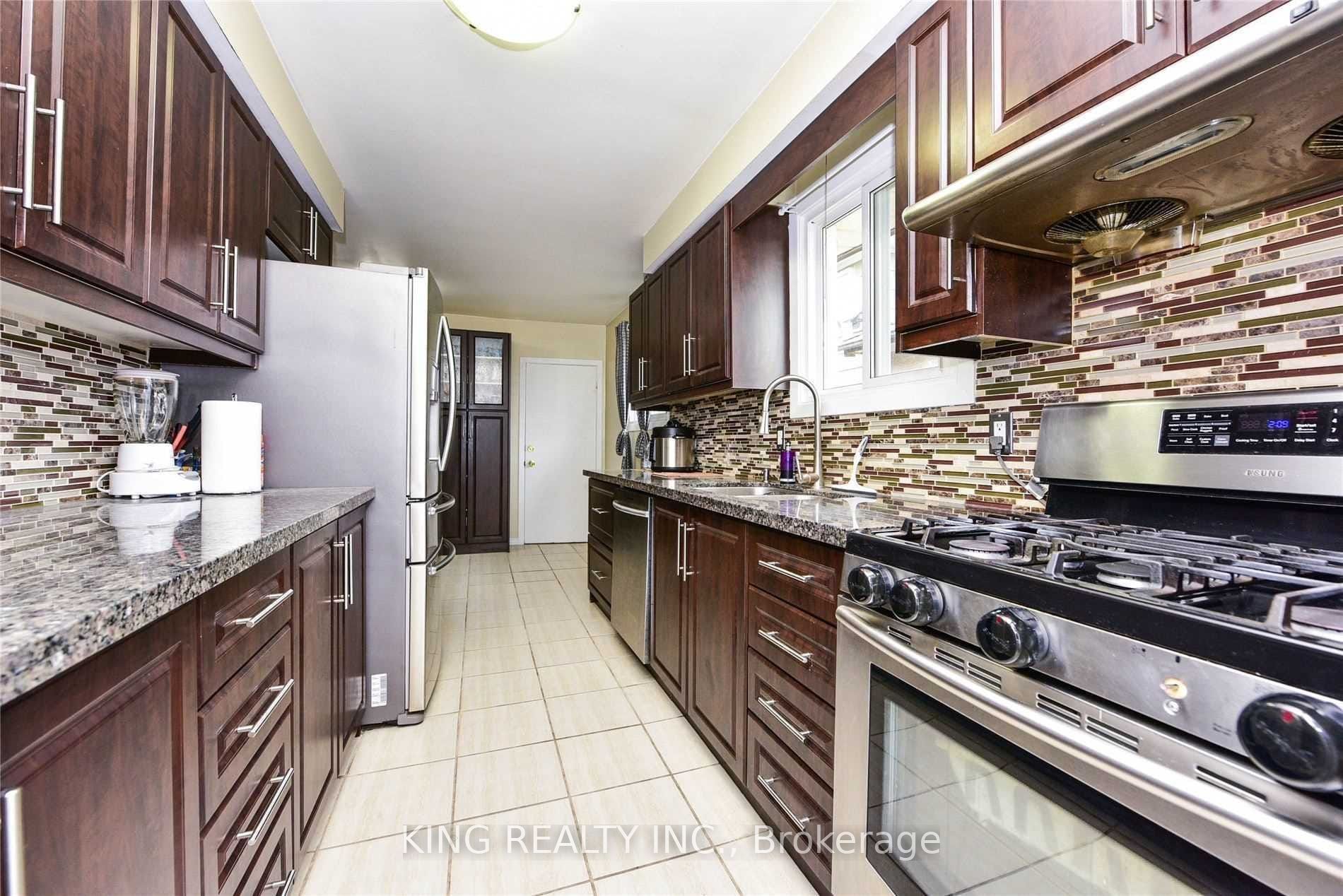 3412 Monica Drive, Mississauga, ON L4T 3E7 photo 2