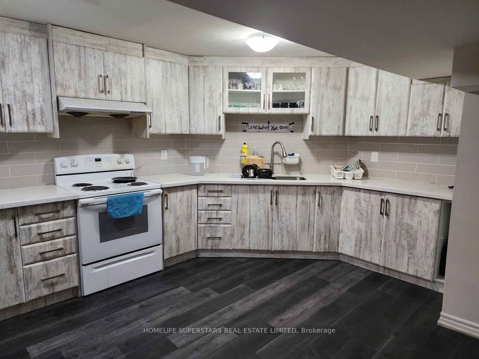 75 Parkside Drive Lower Level ( Legal Apt.), Brampton, ON L6Y 3A2 photo 2
