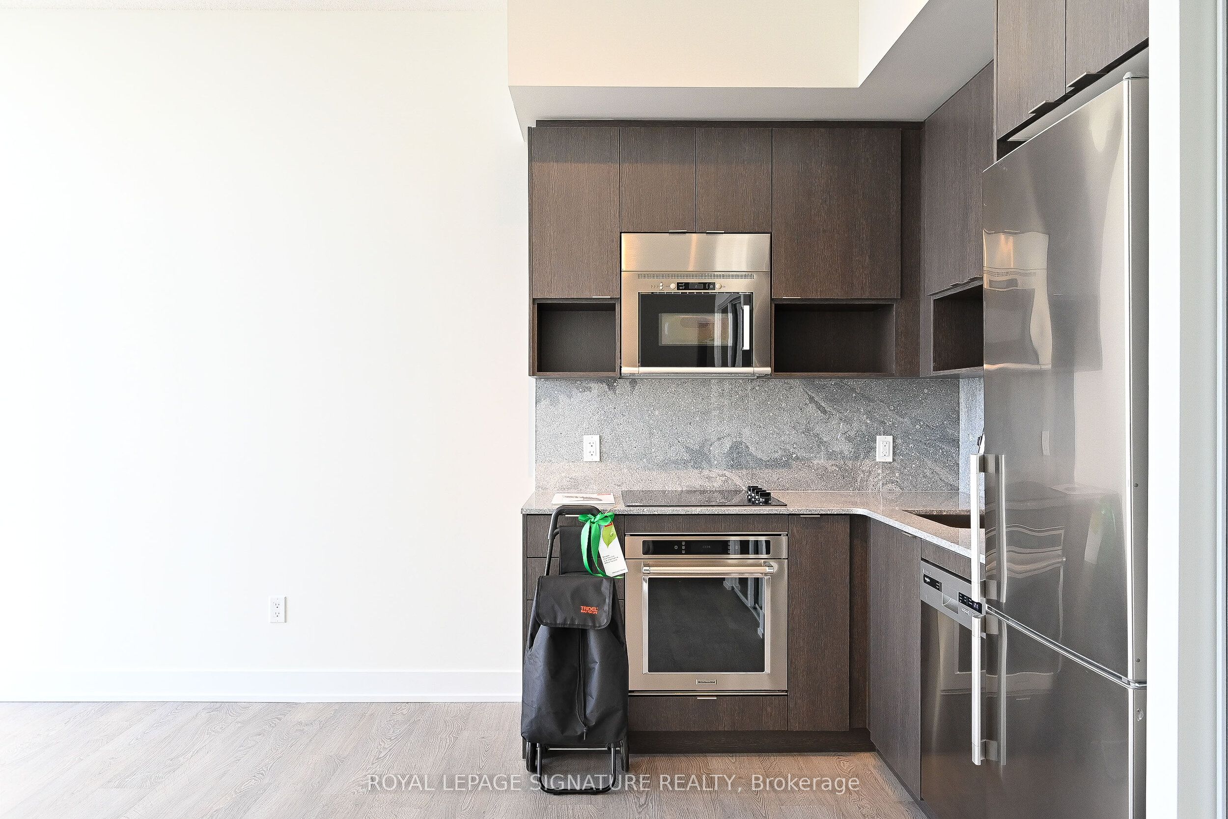 7 Mabelle Avenue 3203, Toronto, ON M9A 0C9 photo 3