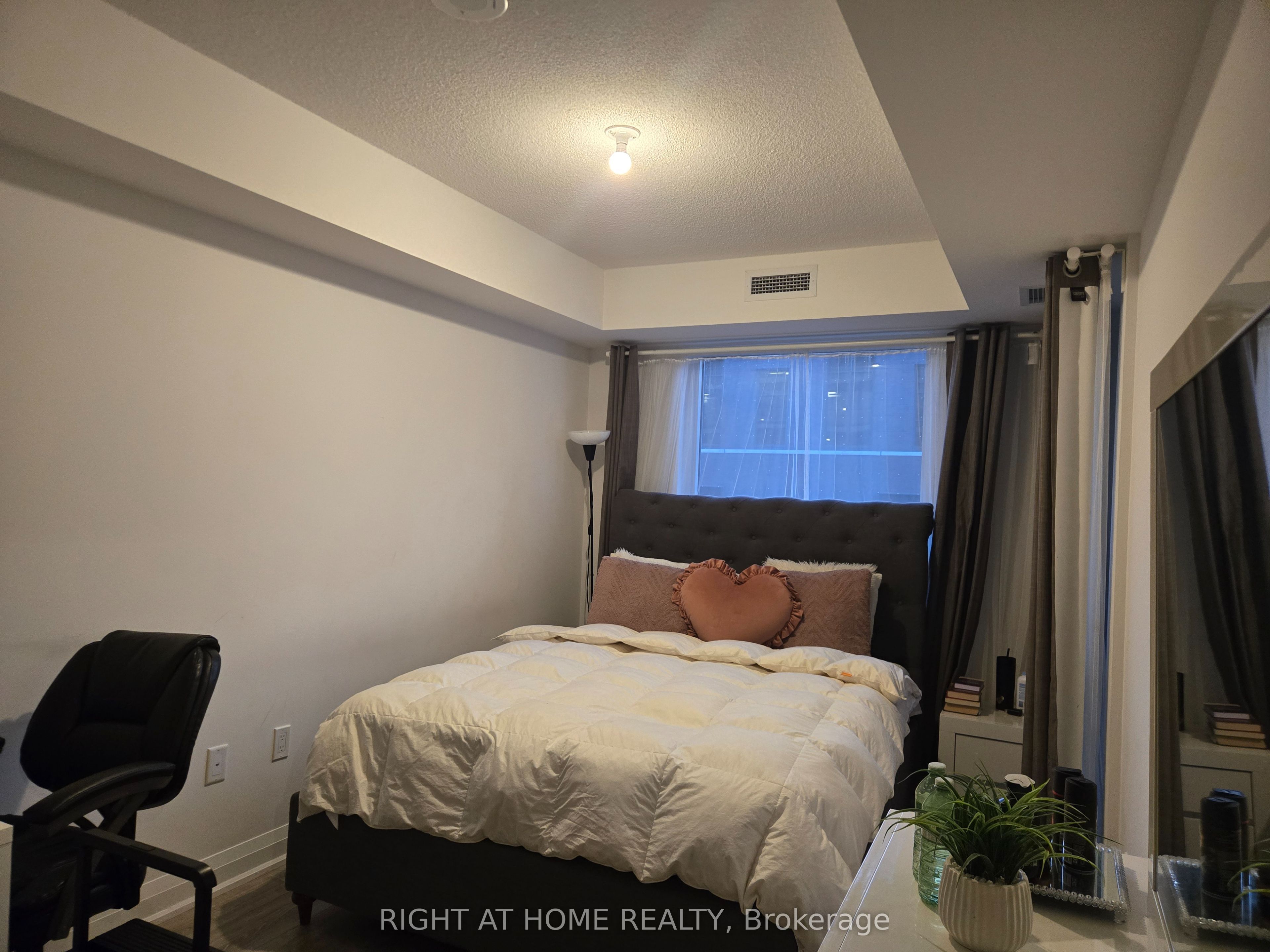 26 Gibbs Road 325, Toronto, ON M9B 0E3 photo 5