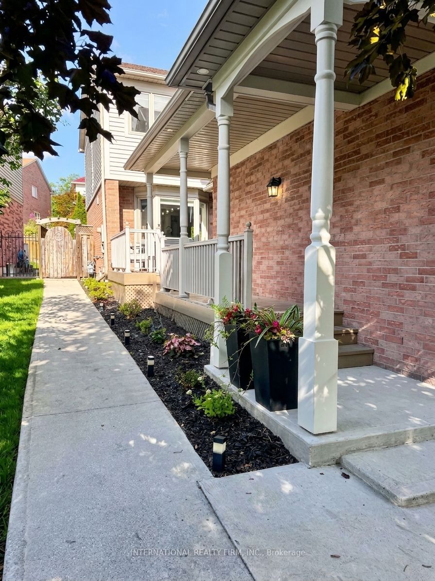 2745 Galleon Crescent, Mississauga, ON L5M 5T8 photo 2