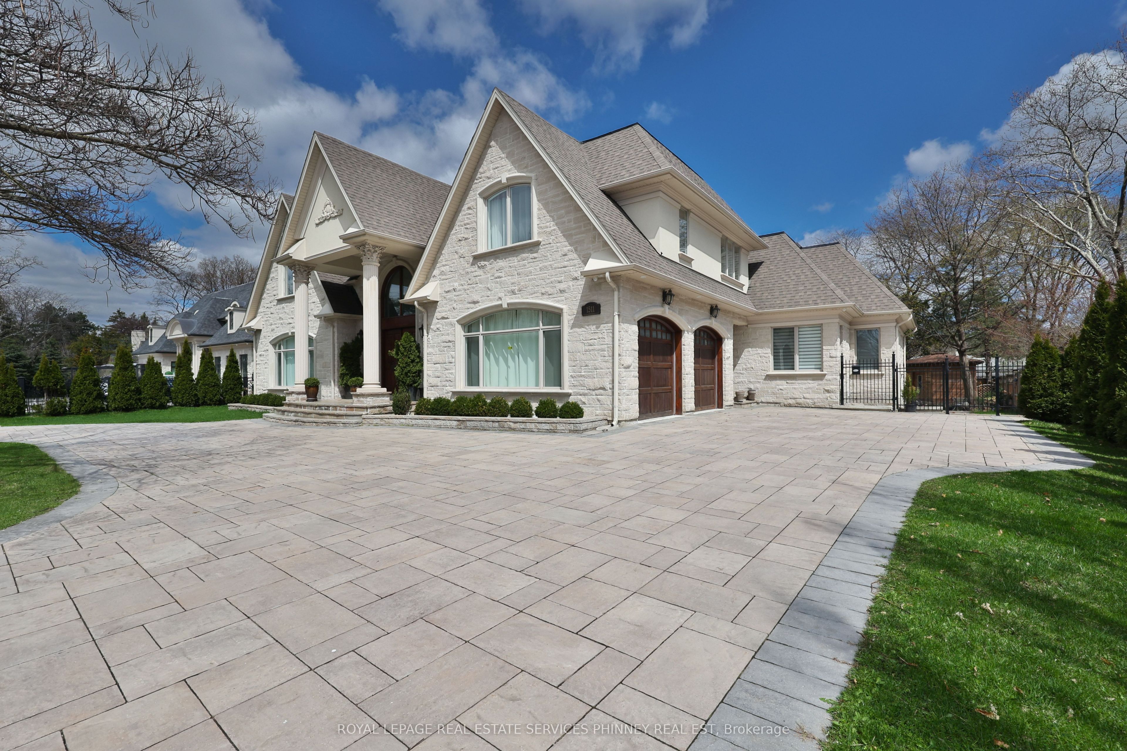 1511 Broadmoor Avenue, Mississauga, ON L5G 3T7 photo 2