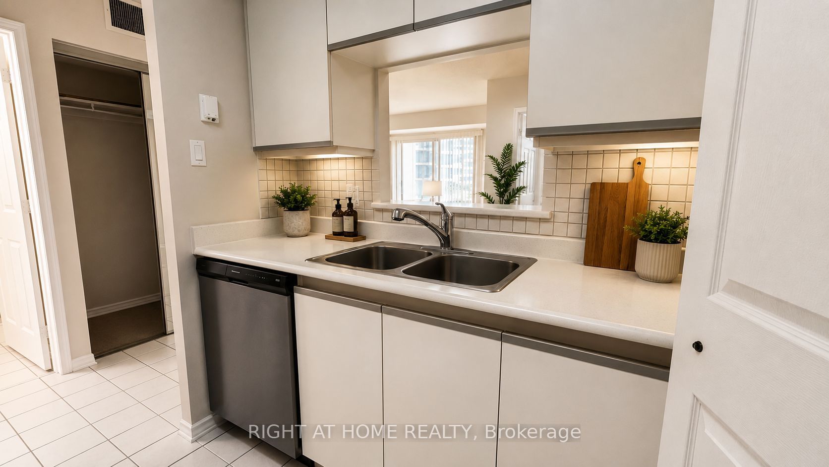 265 Enfield Place 511, Mississauga, ON L5B 3Y6 photo 2
