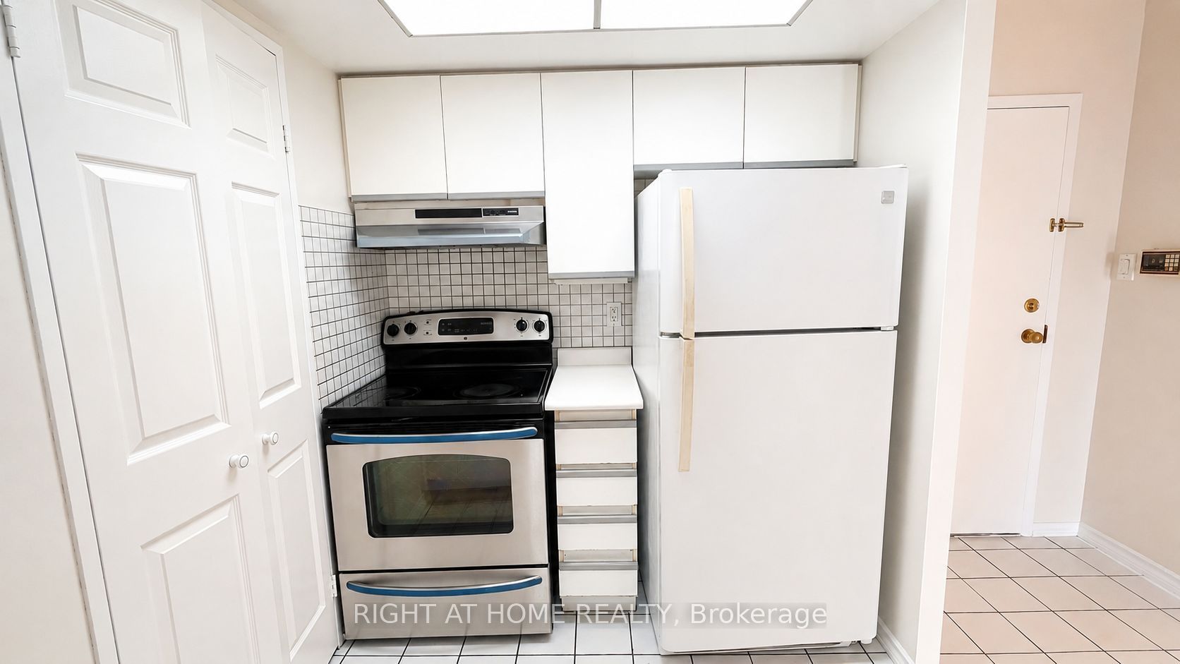 265 Enfield Place 511, Mississauga, ON L5B 3Y6 photo 3