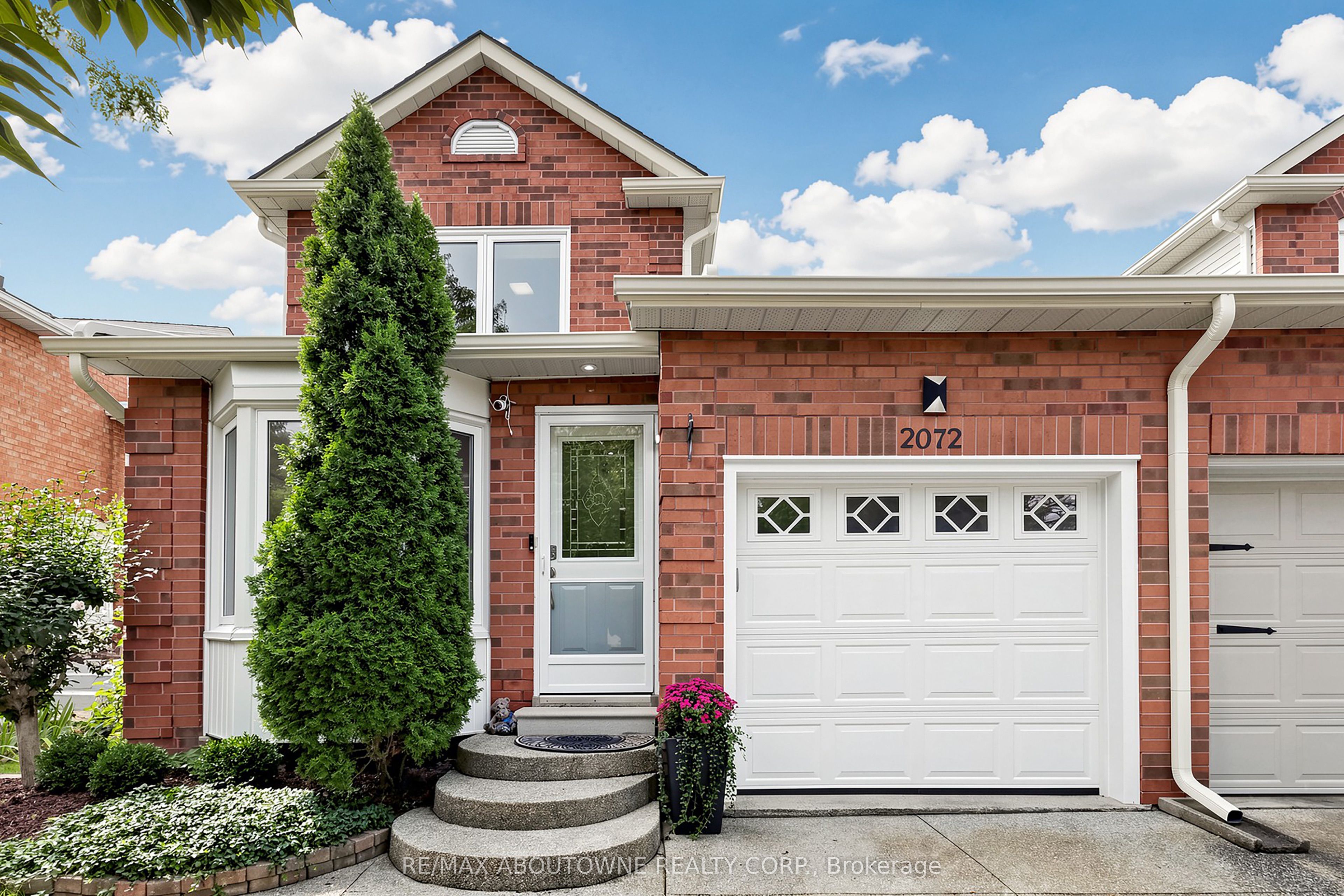 2072 Glenada Crescent, Oakville, ON L6H 4M2