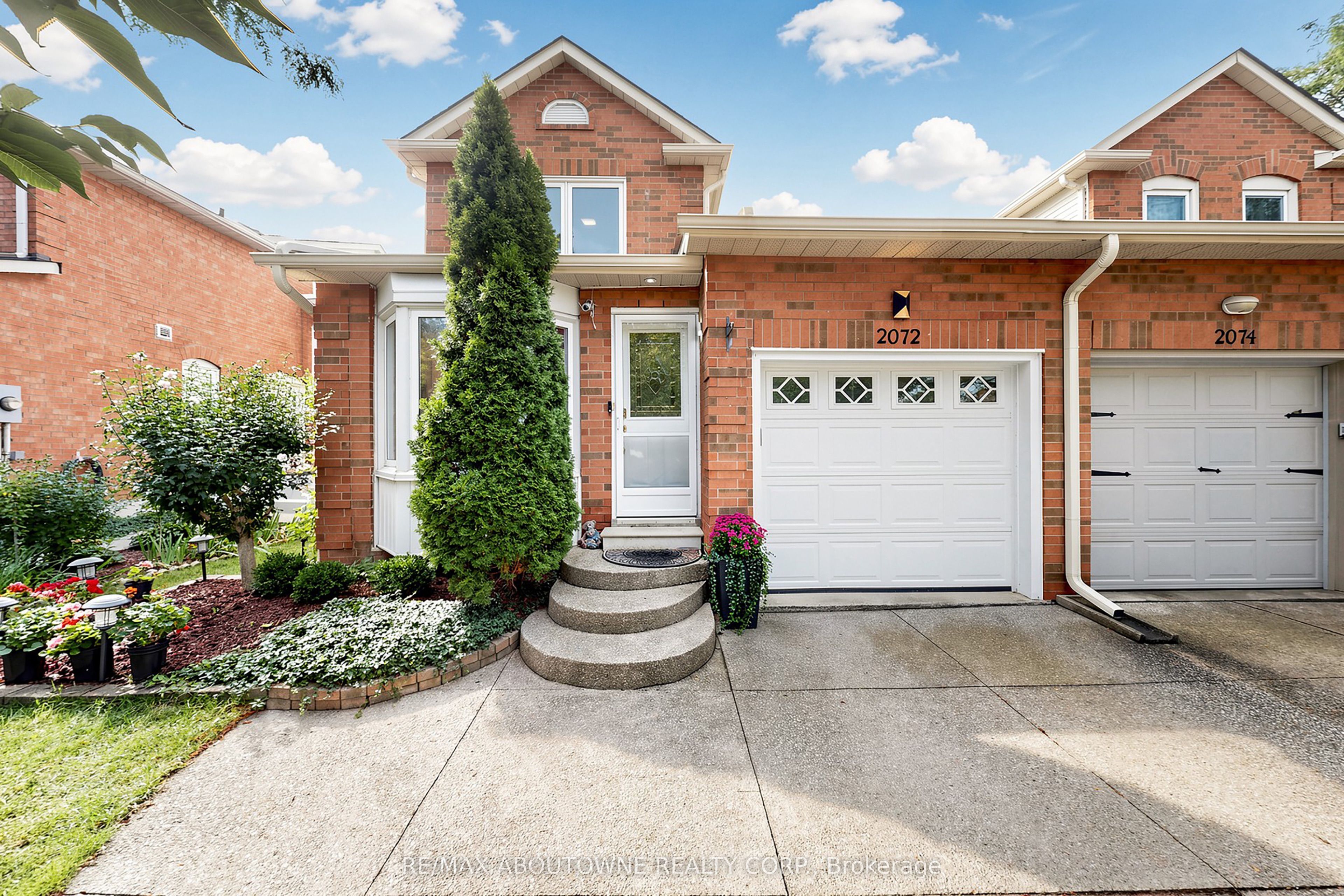 2072 Glenada Crescent, Oakville, ON L6H 4M2 photo 2