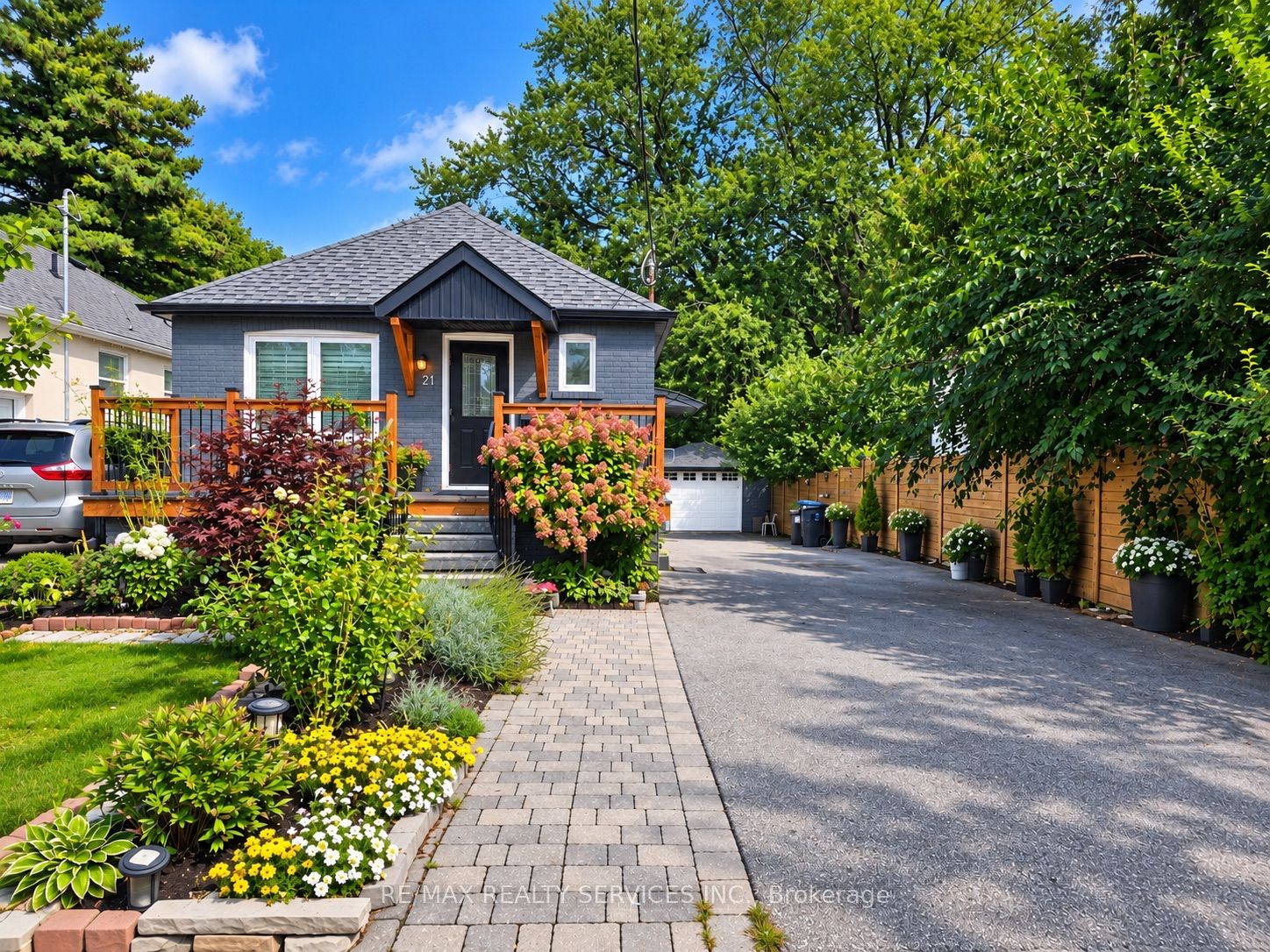 21 Mcintosh Avenue, Toronto, ON M8Y 3E1 photo 2