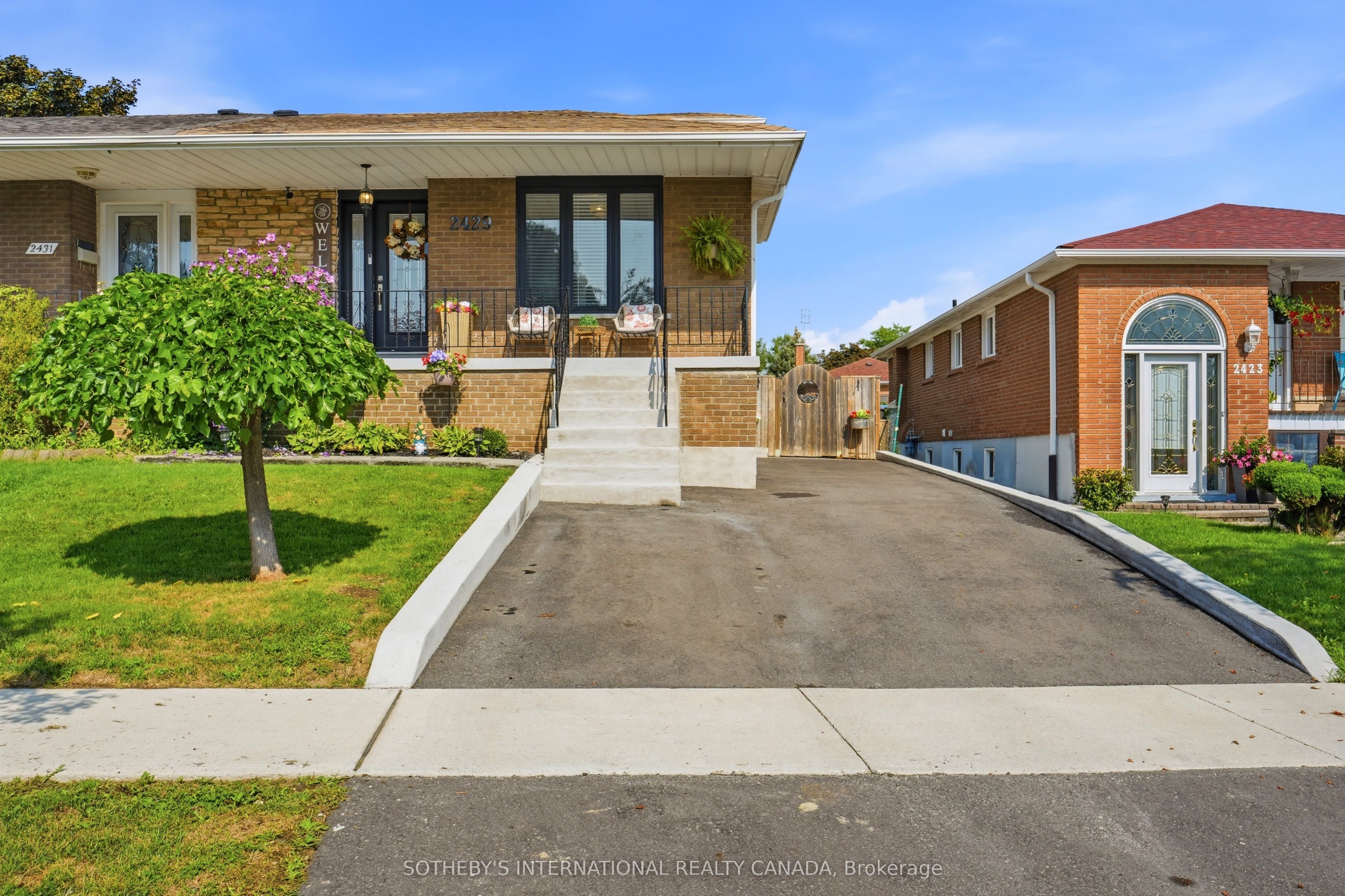 2429 Whaley Whaley Drive, Mississauga, ON L5B 2B3 photo 2
