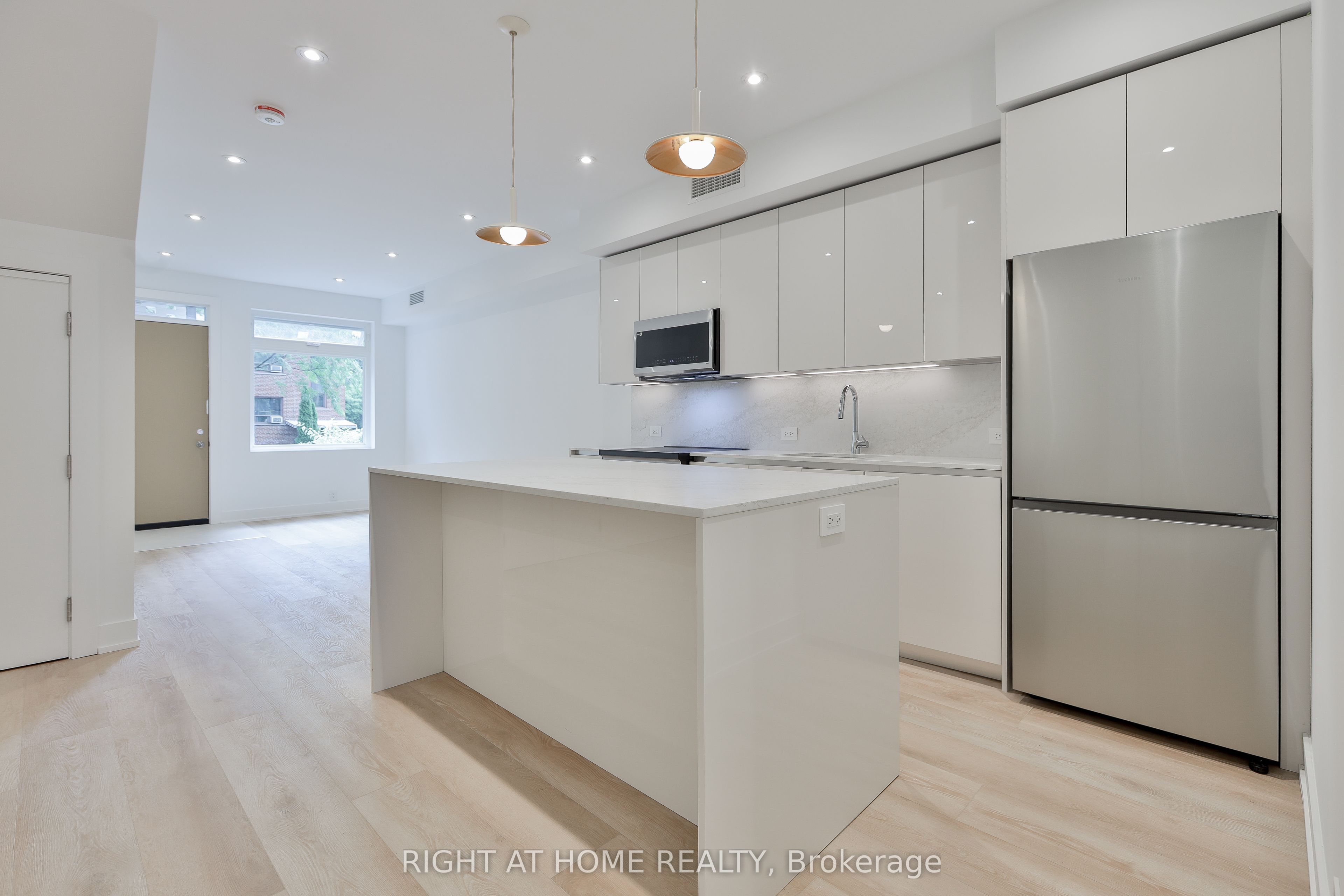 266 Indian Grove 1-Main Floor, Toronto, ON M6P 2H5 photo 3