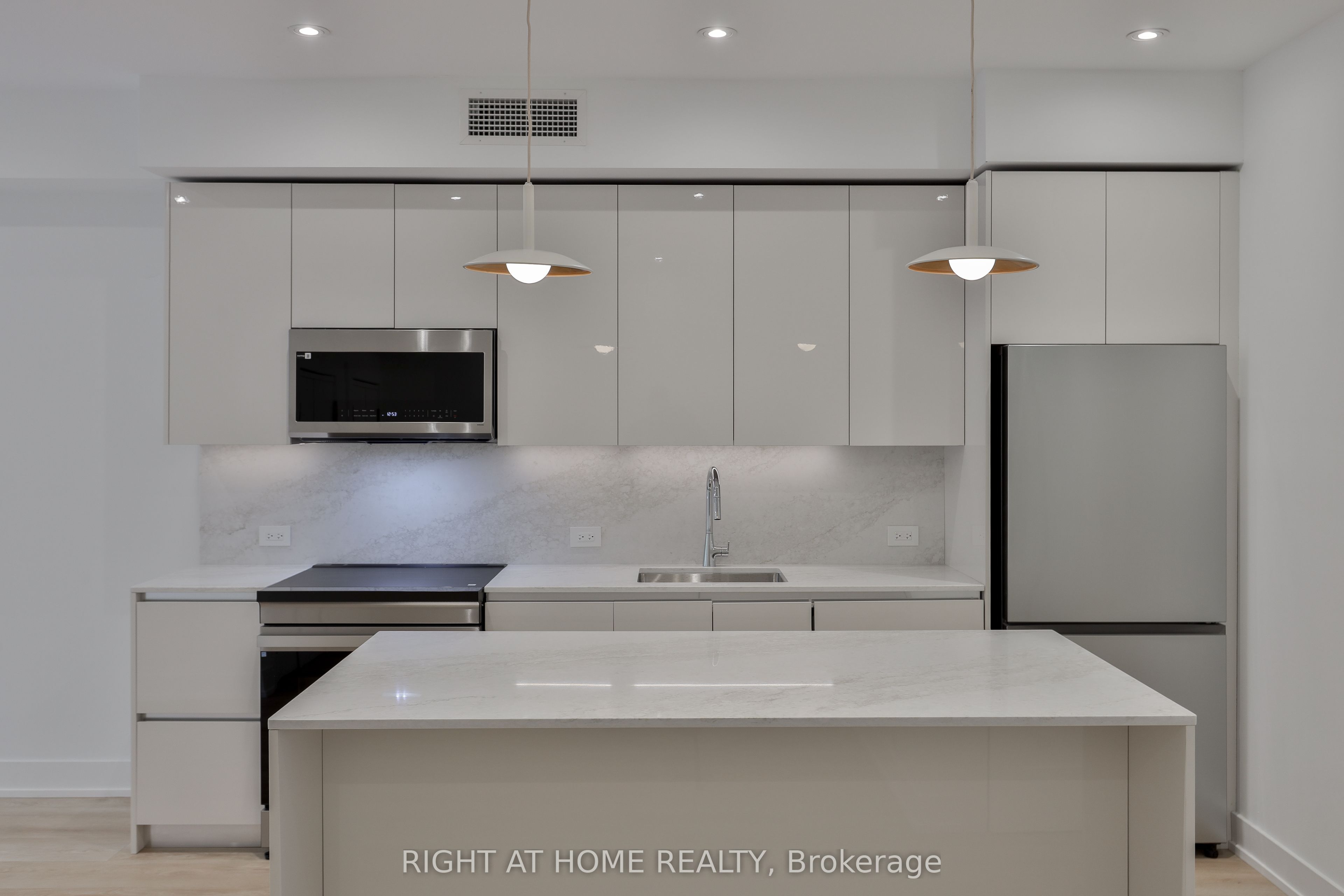 266 Indian Grove 1-Main Floor, Toronto, ON M6P 2H5 photo 5