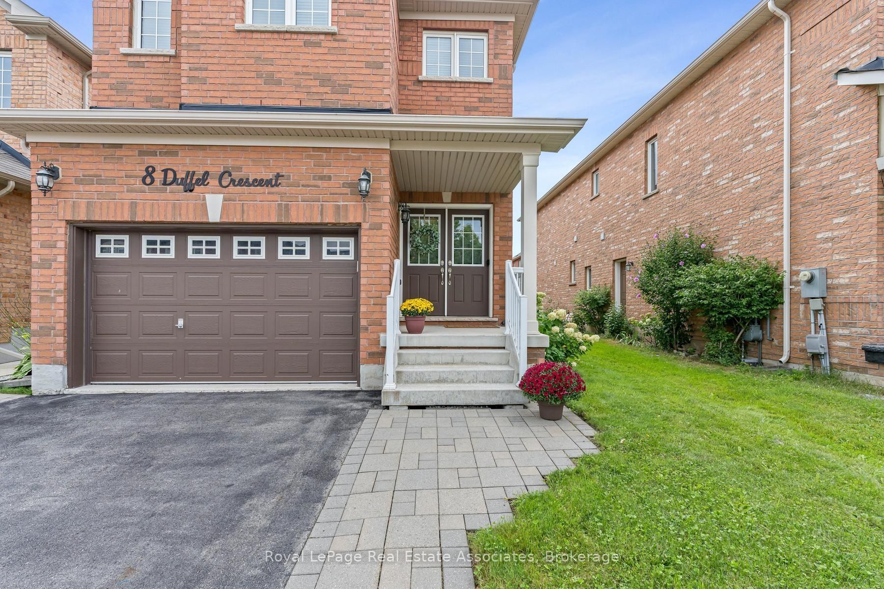 8 Duffel Crescent, Halton Hills, ON L7G 0H7 photo 2
