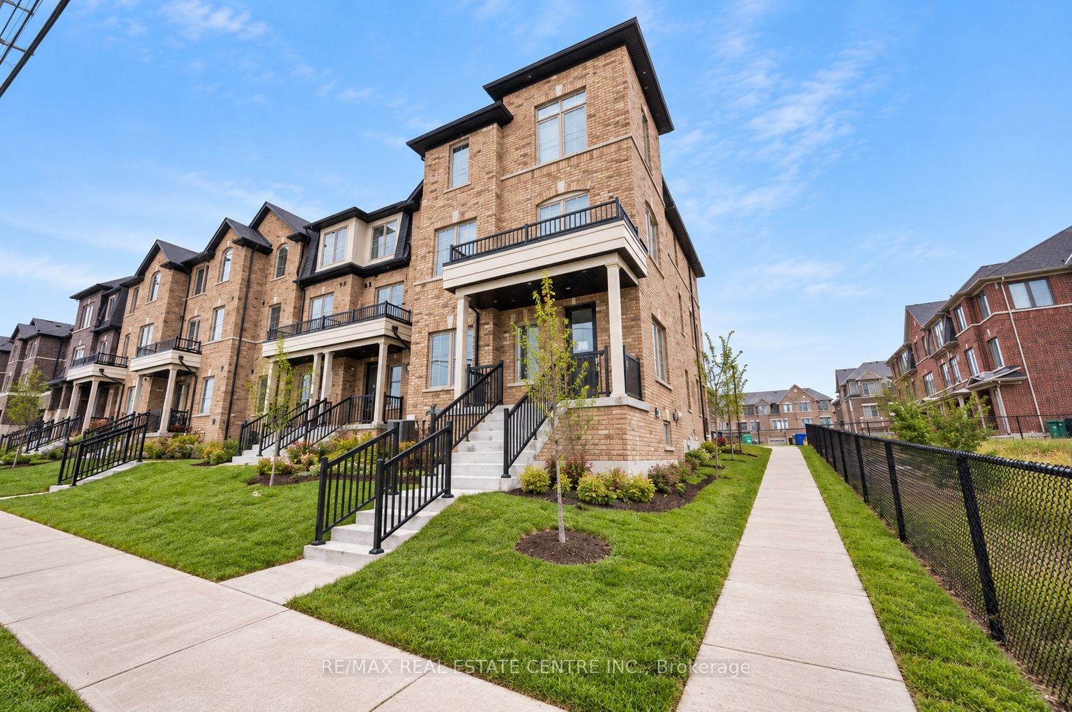 18 Vestry Way, Brampton, ON L6P 4N8 photo 3