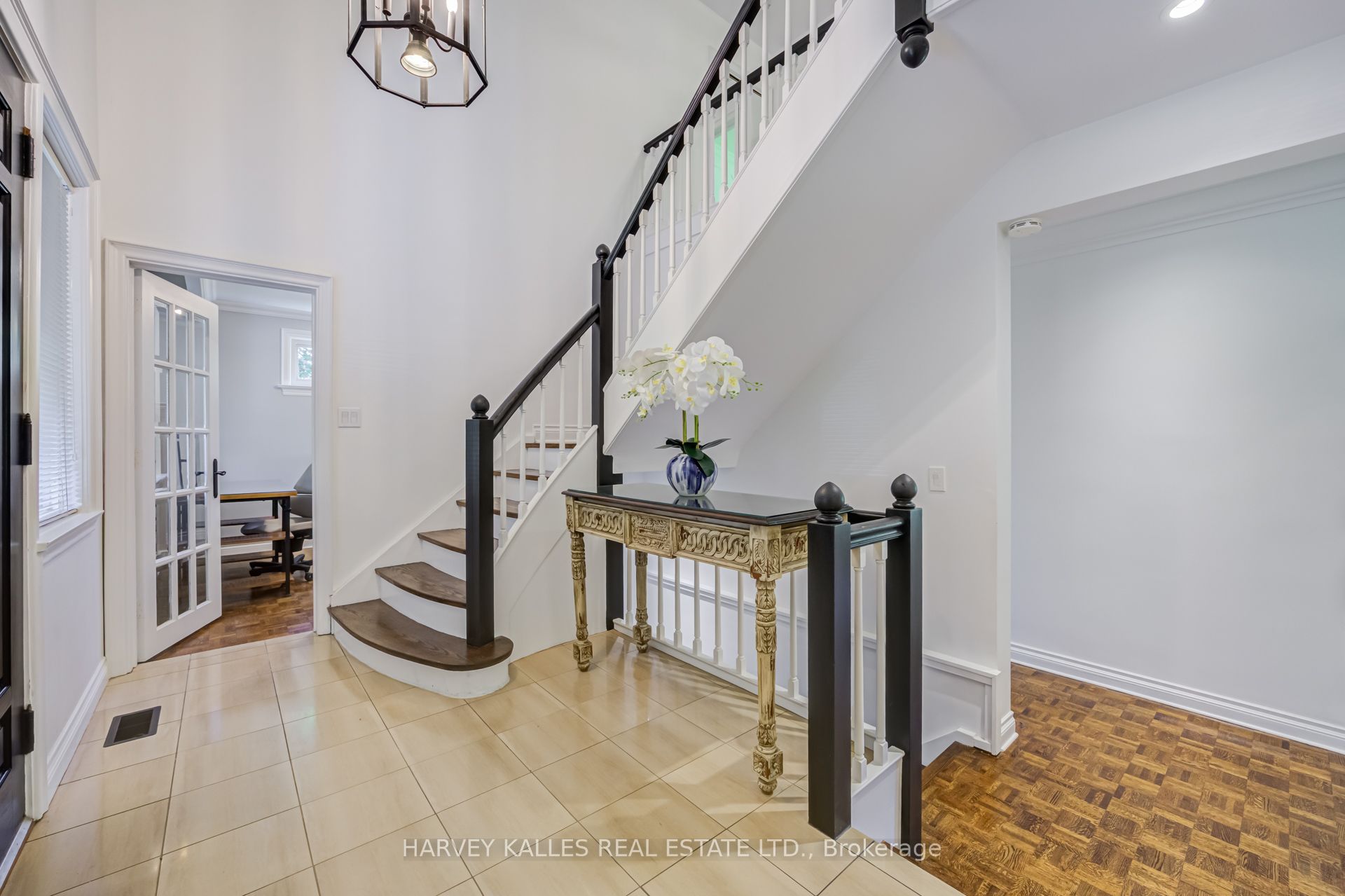 19 Ridgegate Crescent, Toronto, ON M8Y 2C9 photo 4