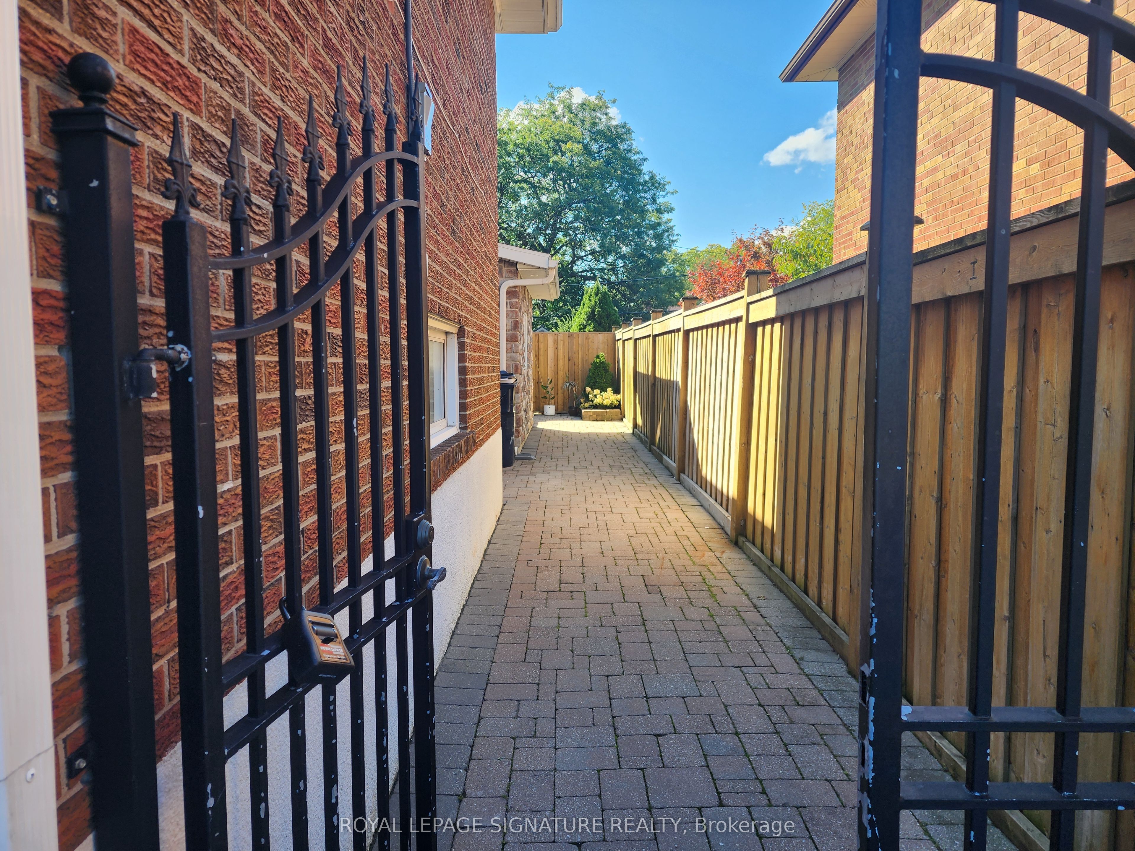 35 Summitcrest Drive Lower Level, Toronto, ON M9P 1H1