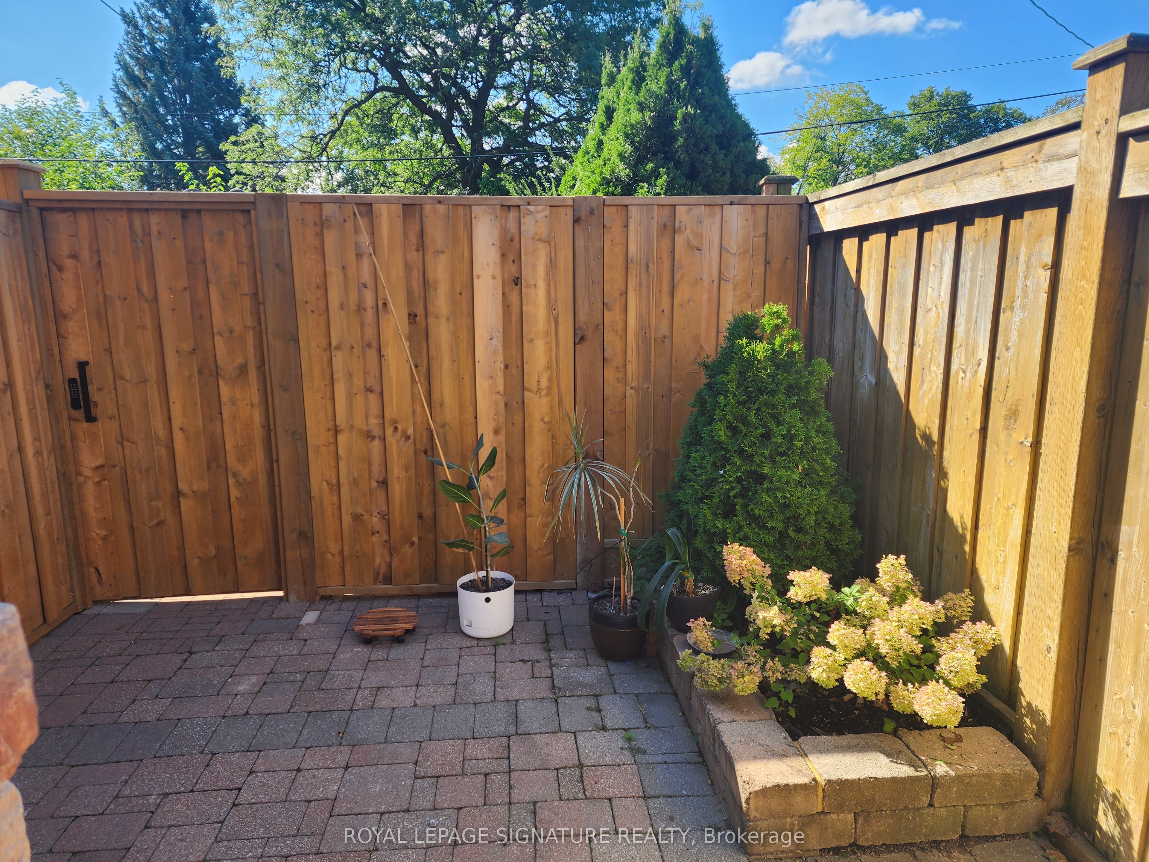 35 Summitcrest Drive Lower Level, Toronto, ON M9P 1H1 photo 2