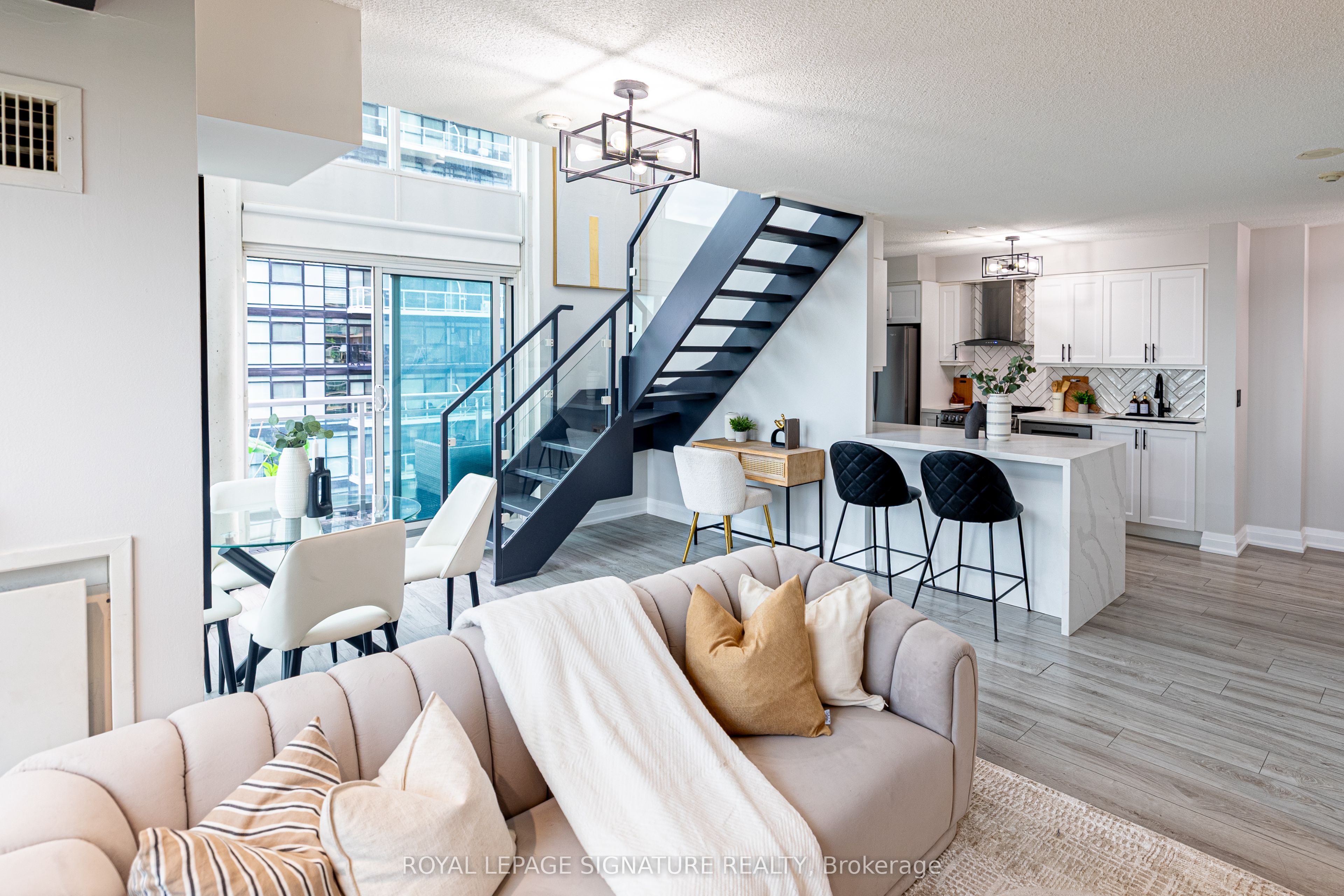 155 Legion Road N 1905, Toronto, ON M8Y 0A7 photo 2