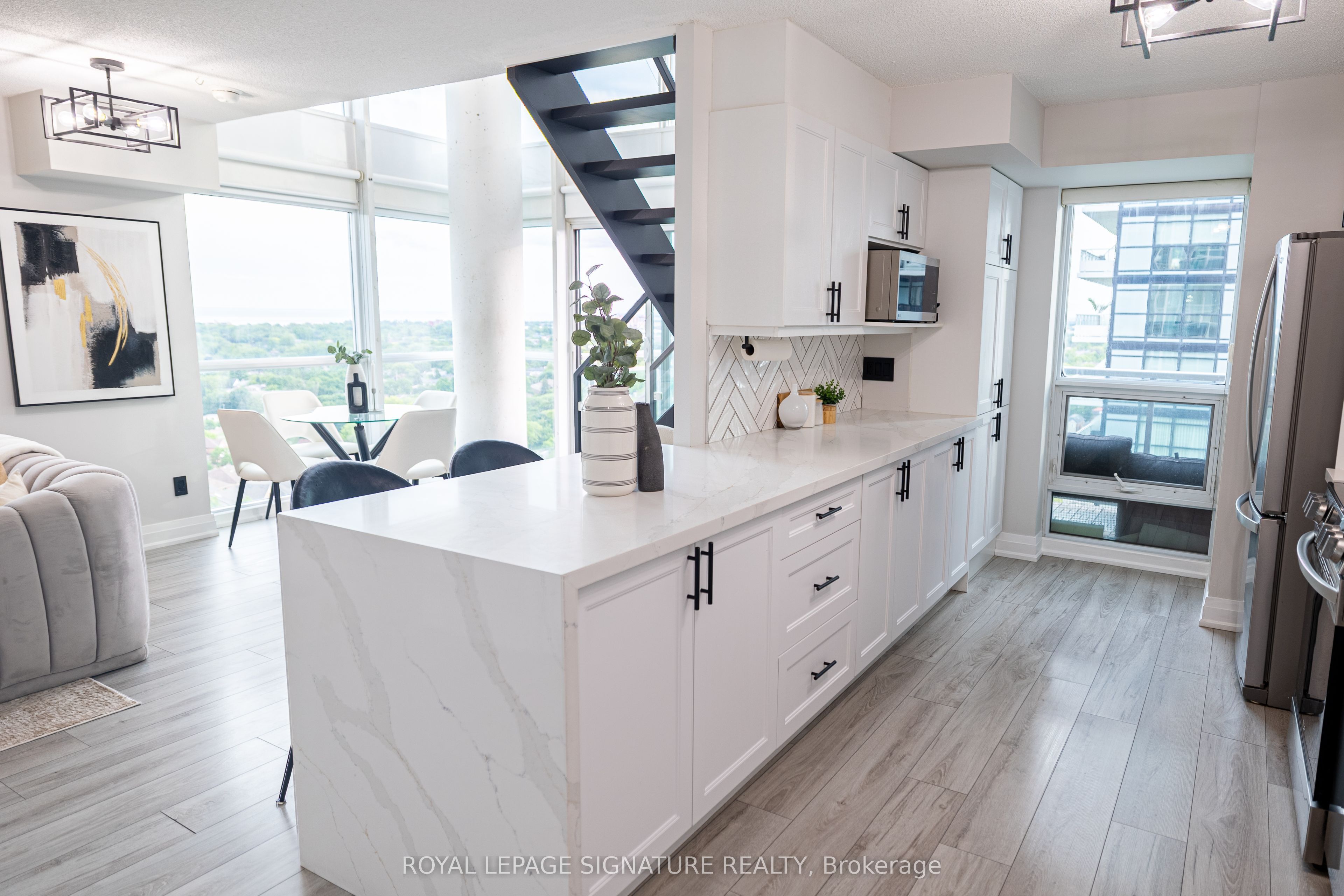 155 Legion Road N 1905, Toronto, ON M8Y 0A7 photo 3