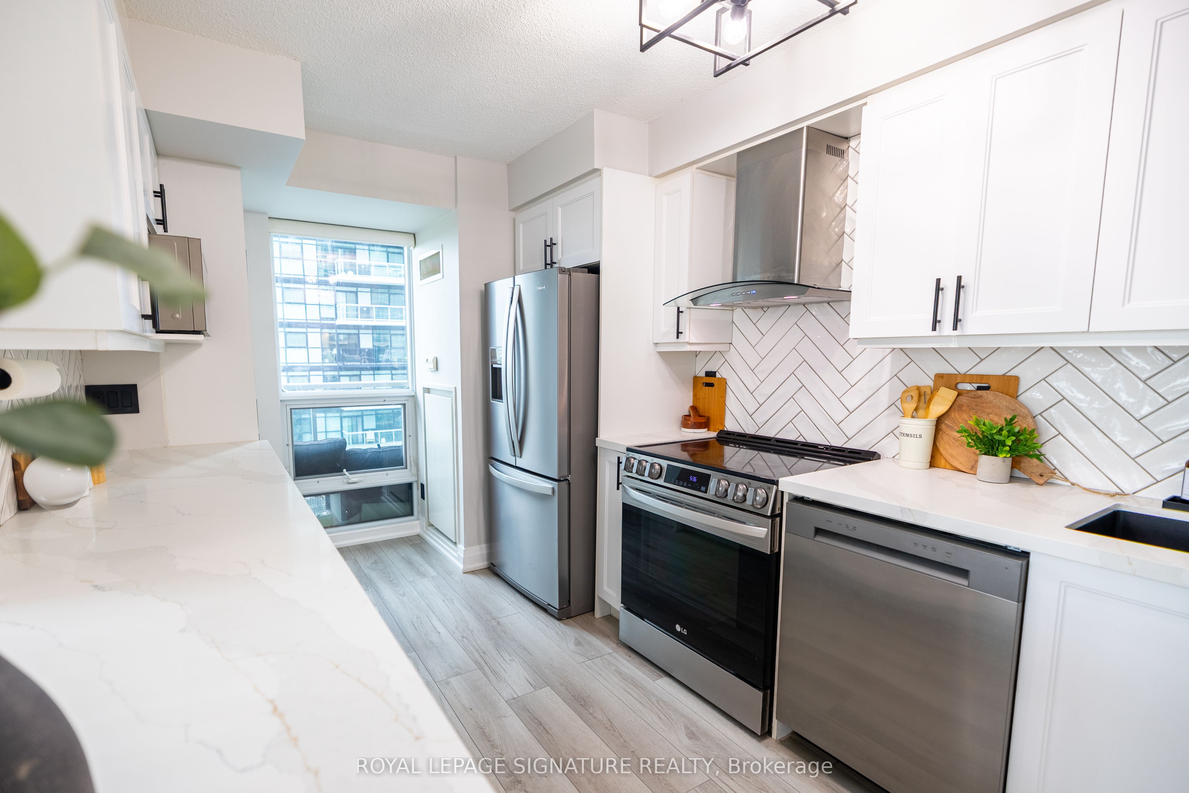 155 Legion Road N 1905, Toronto, ON M8Y 0A7 photo 4