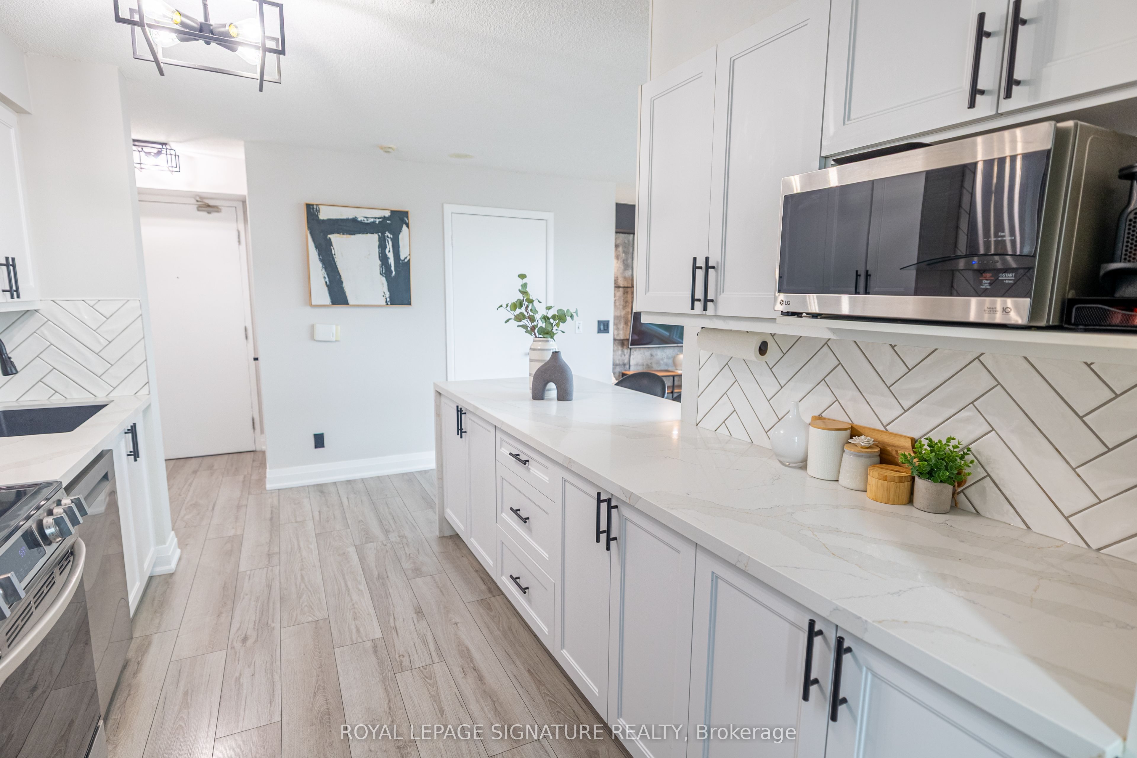 155 Legion Road N 1905, Toronto, ON M8Y 0A7 photo 5