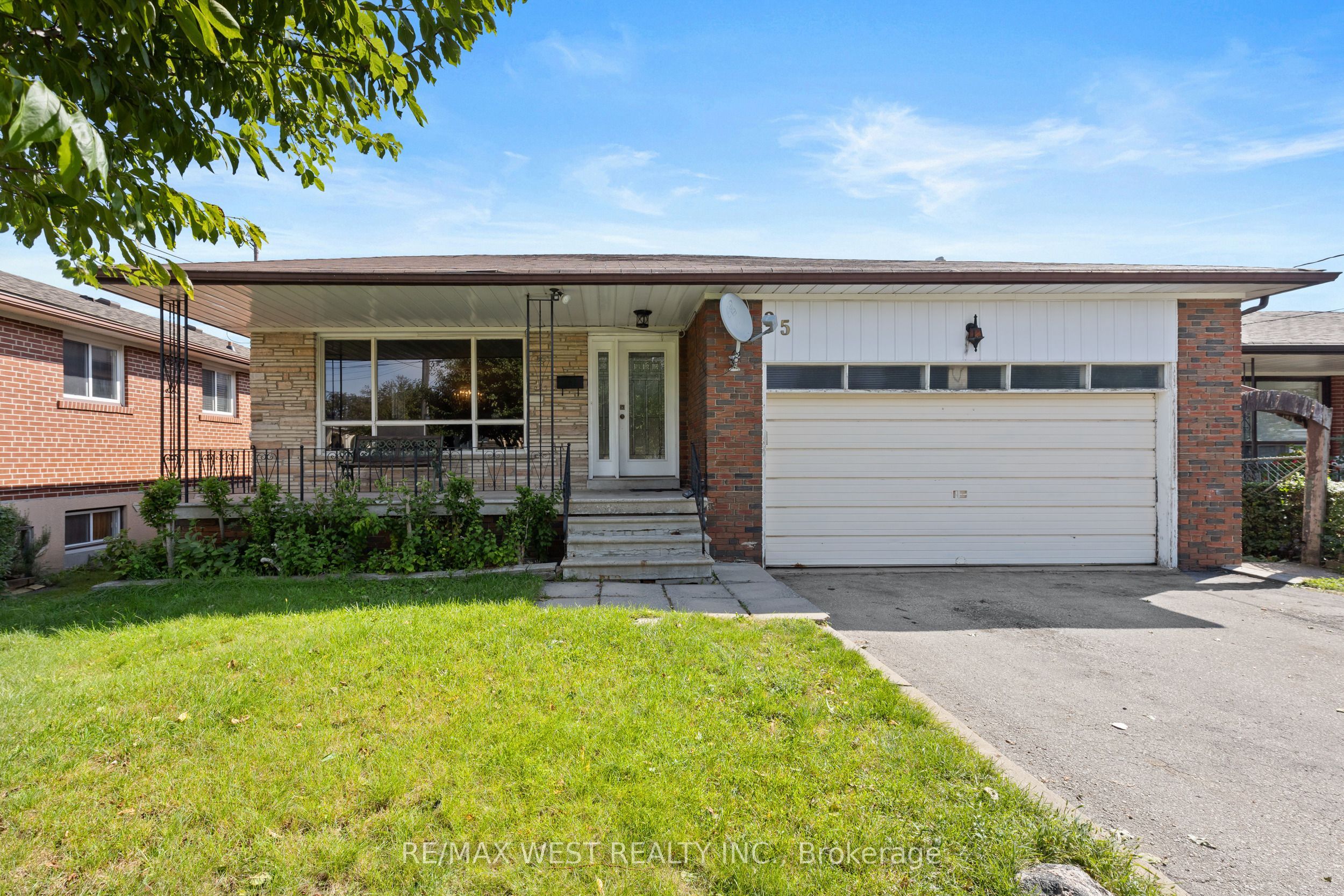 25 Apted Avenue, Toronto, ON M9L 2P2