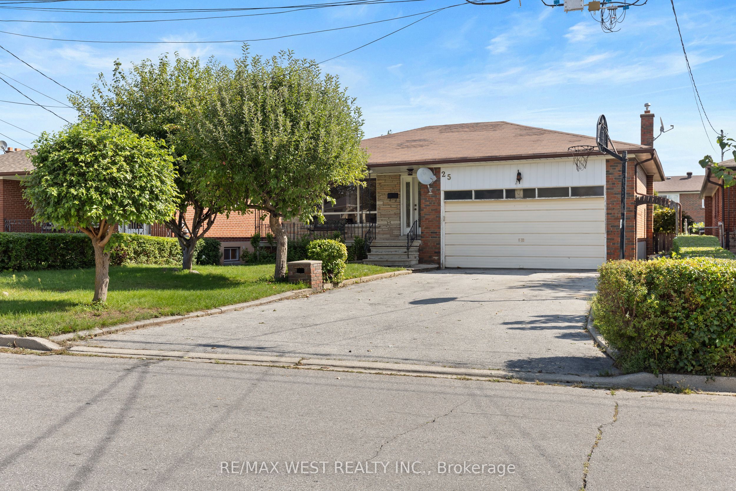 25 Apted Avenue, Toronto, ON M9L 2P2 photo 2