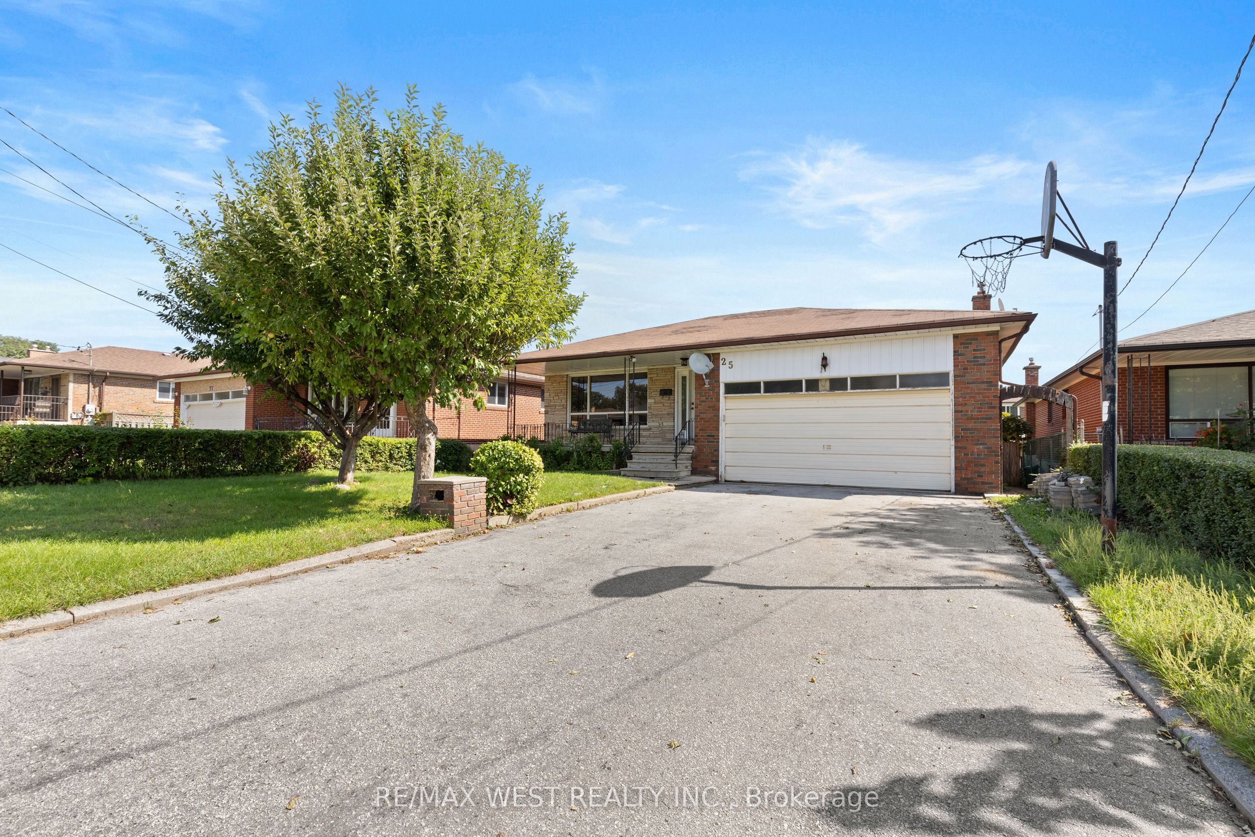 25 Apted Avenue, Toronto, ON M9L 2P2 photo 3
