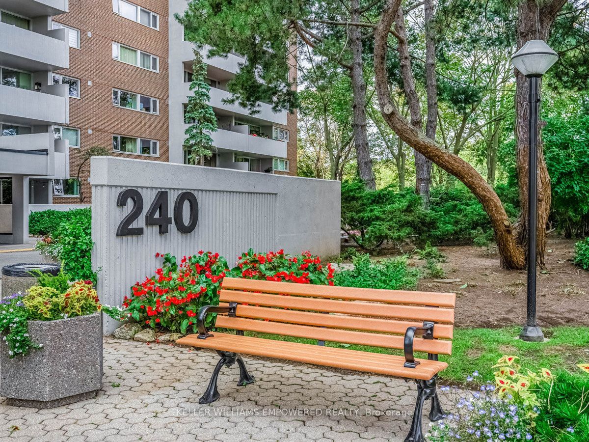 240 Scarlett Road 406, Toronto, ON M6N 4X4 photo 2