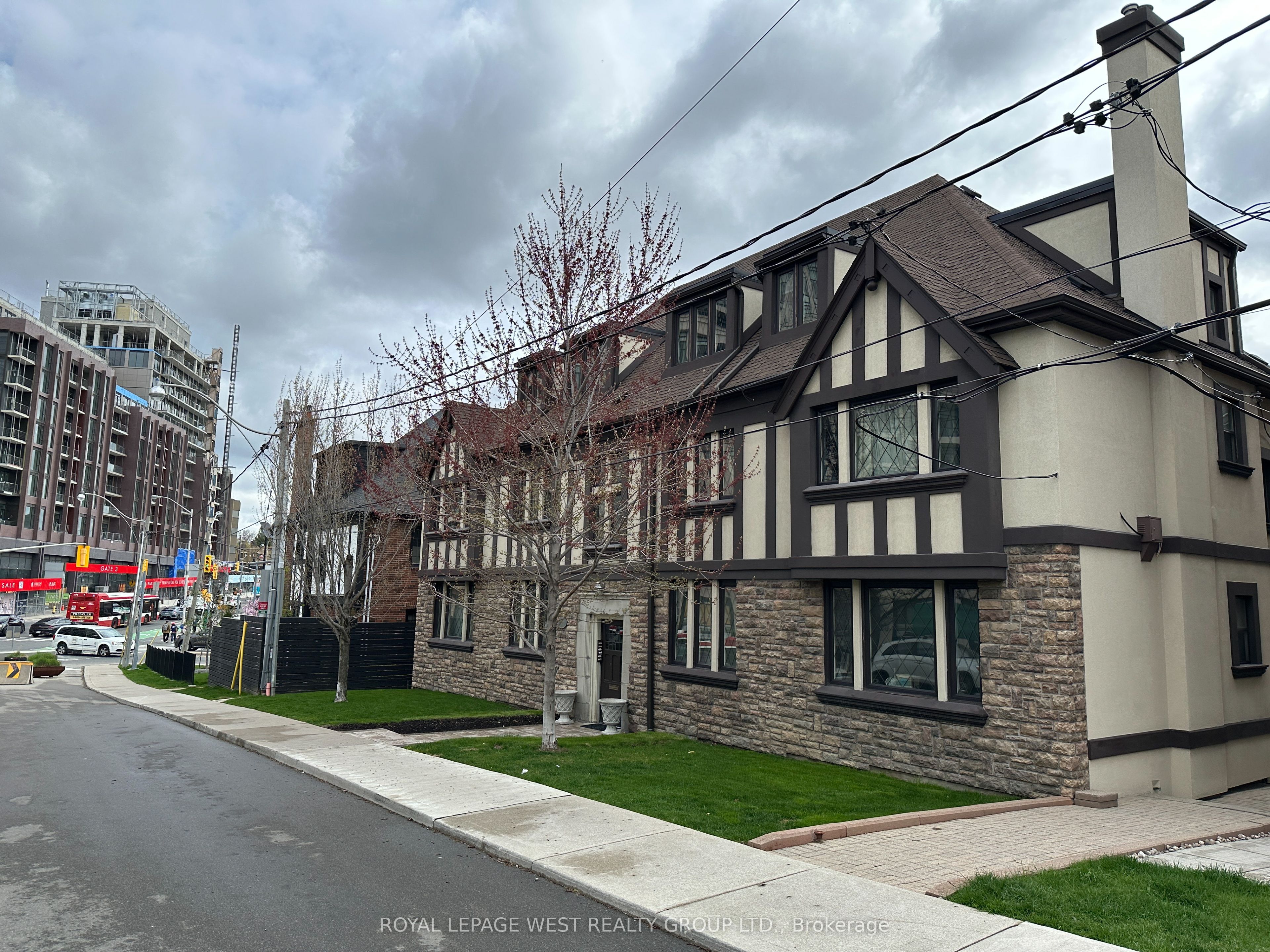 27 Mossom Road 6, Toronto, ON M6S 1L9