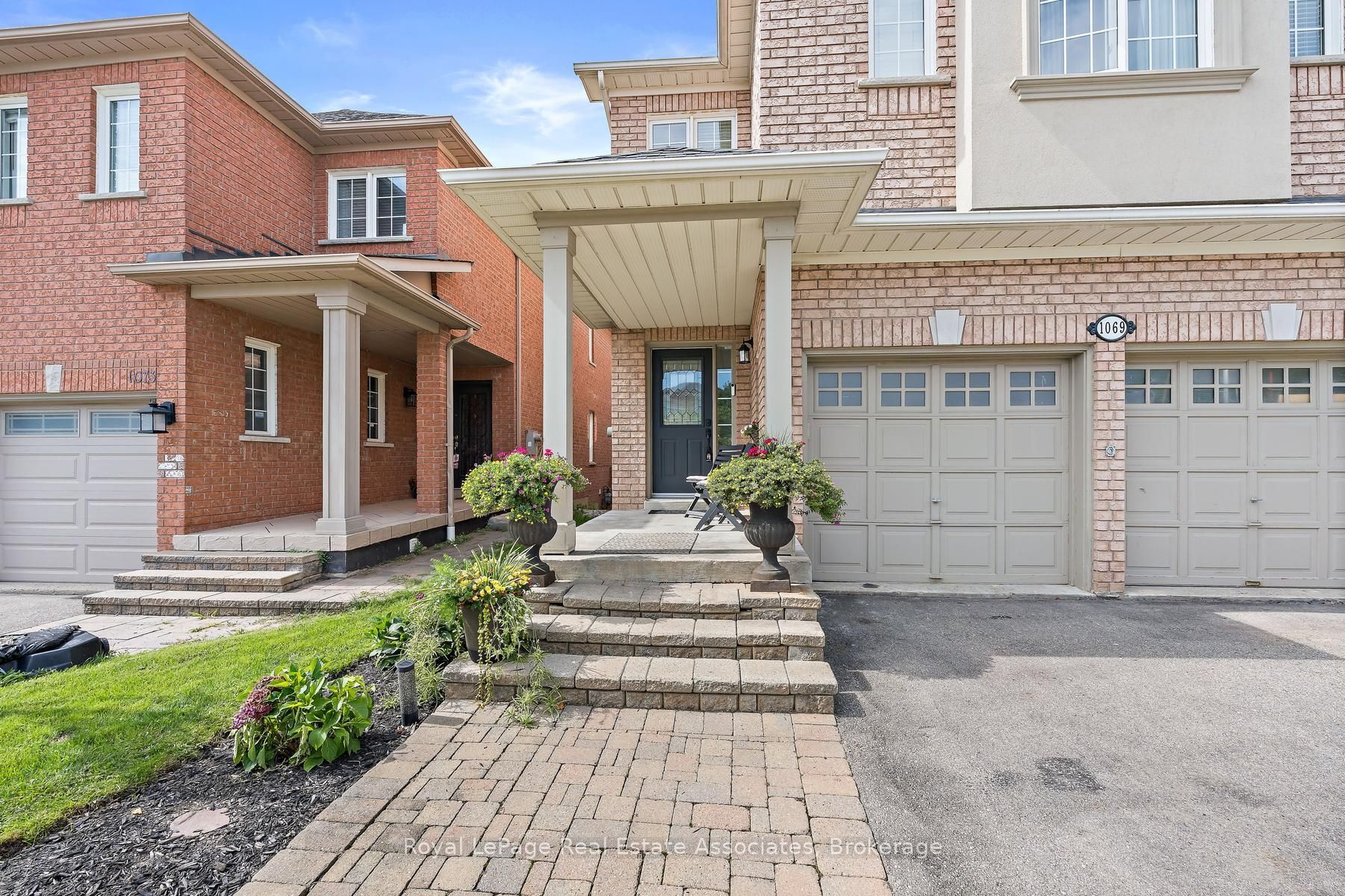 1069 Knotty Pine Grove, Mississauga, ON L5W 1J6 photo 2