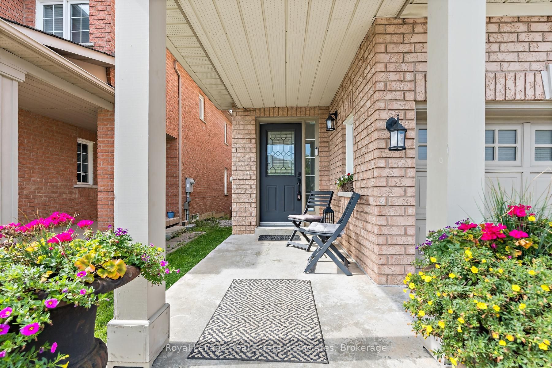 1069 Knotty Pine Grove, Mississauga, ON L5W 1J6 photo 3