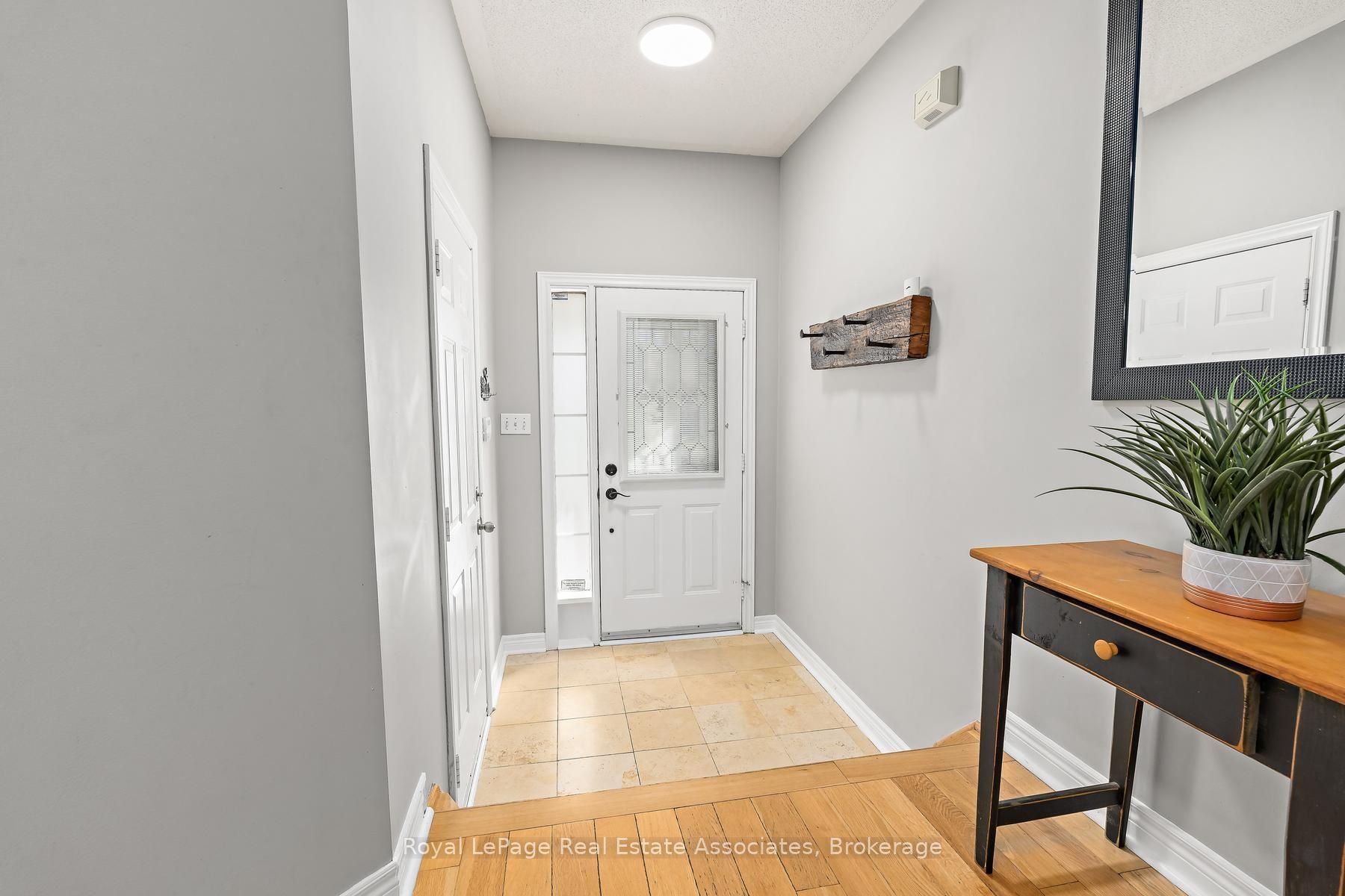 1069 Knotty Pine Grove, Mississauga, ON L5W 1J6 photo 4