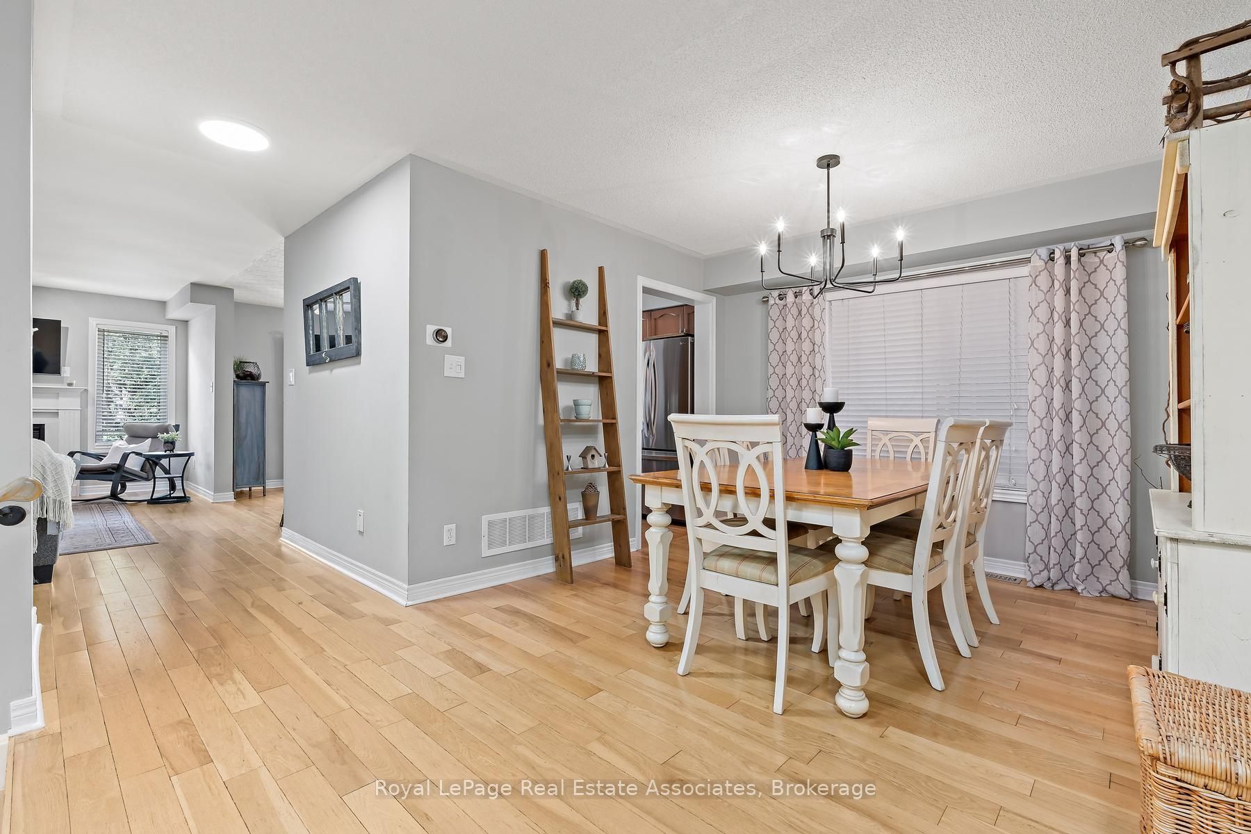 1069 Knotty Pine Grove, Mississauga, ON L5W 1J6 photo 5