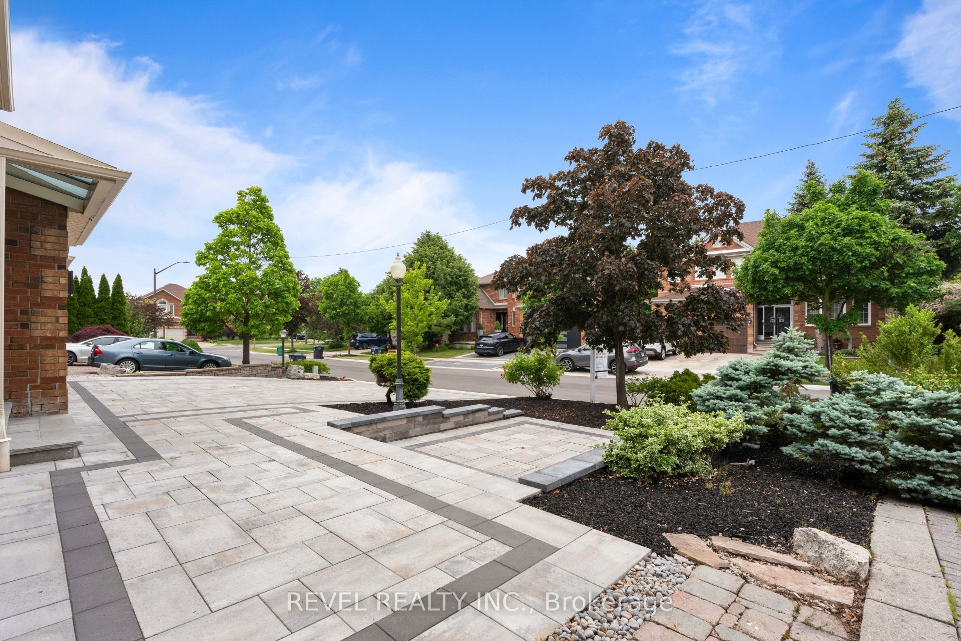 6872 Round Leaf Court, Mississauga, ON L5N 6X6 photo 2