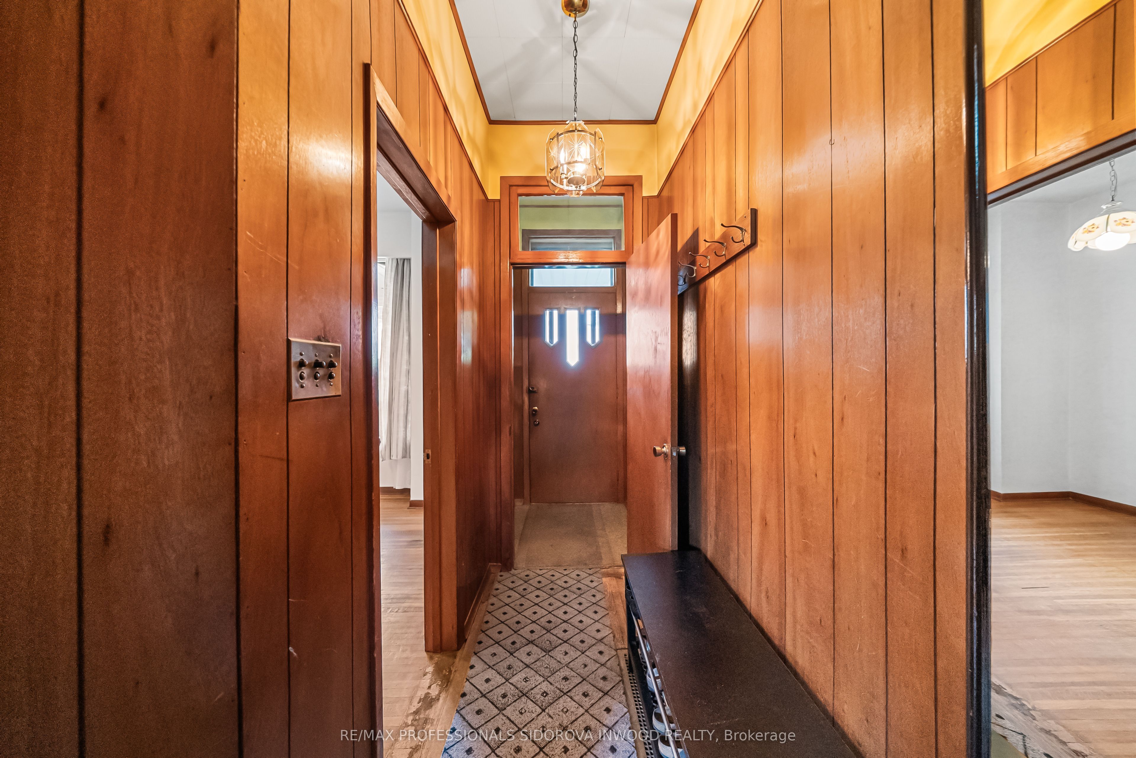 44 Golden Avenue, Toronto, ON M6R 2J4 photo 3