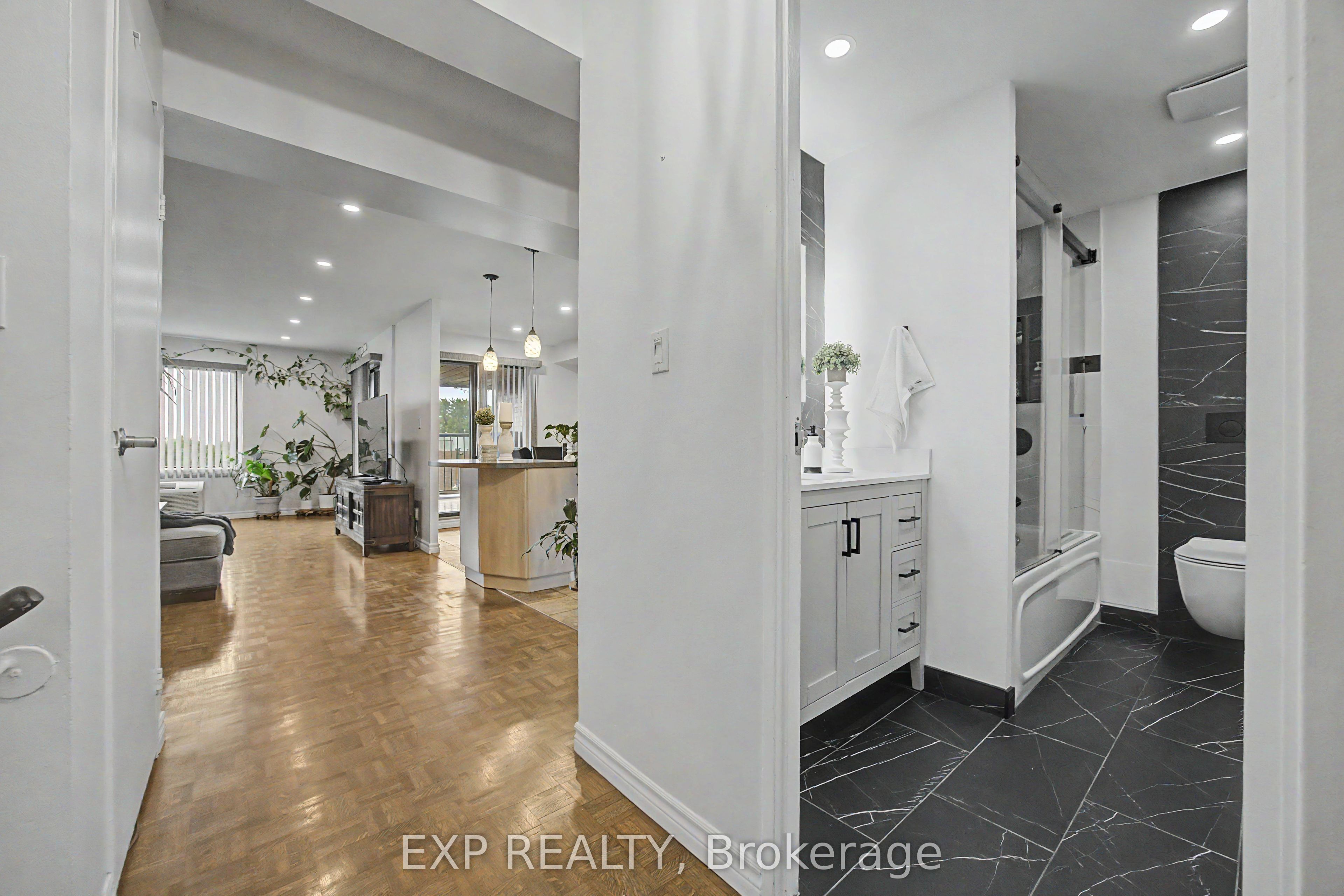 1000 Cedarglen Gate 501, Mississauga, ON L5C 3Z5 photo 5