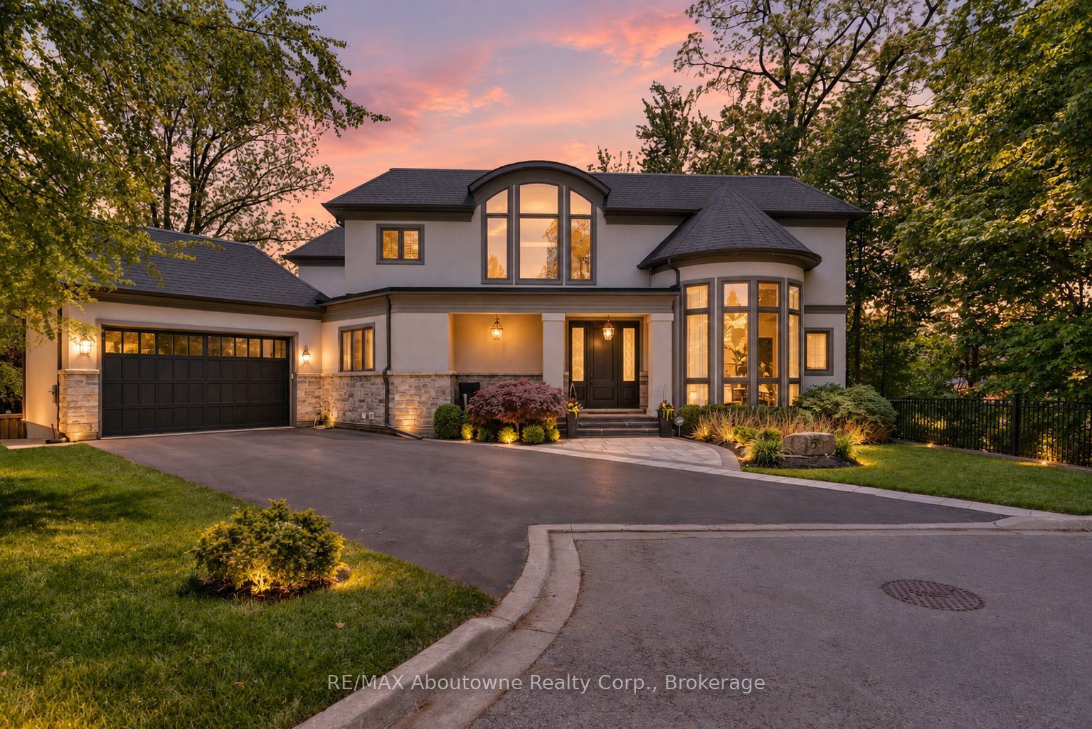 456 Lakeshore Road W, Oakville, ON L6K 1G5