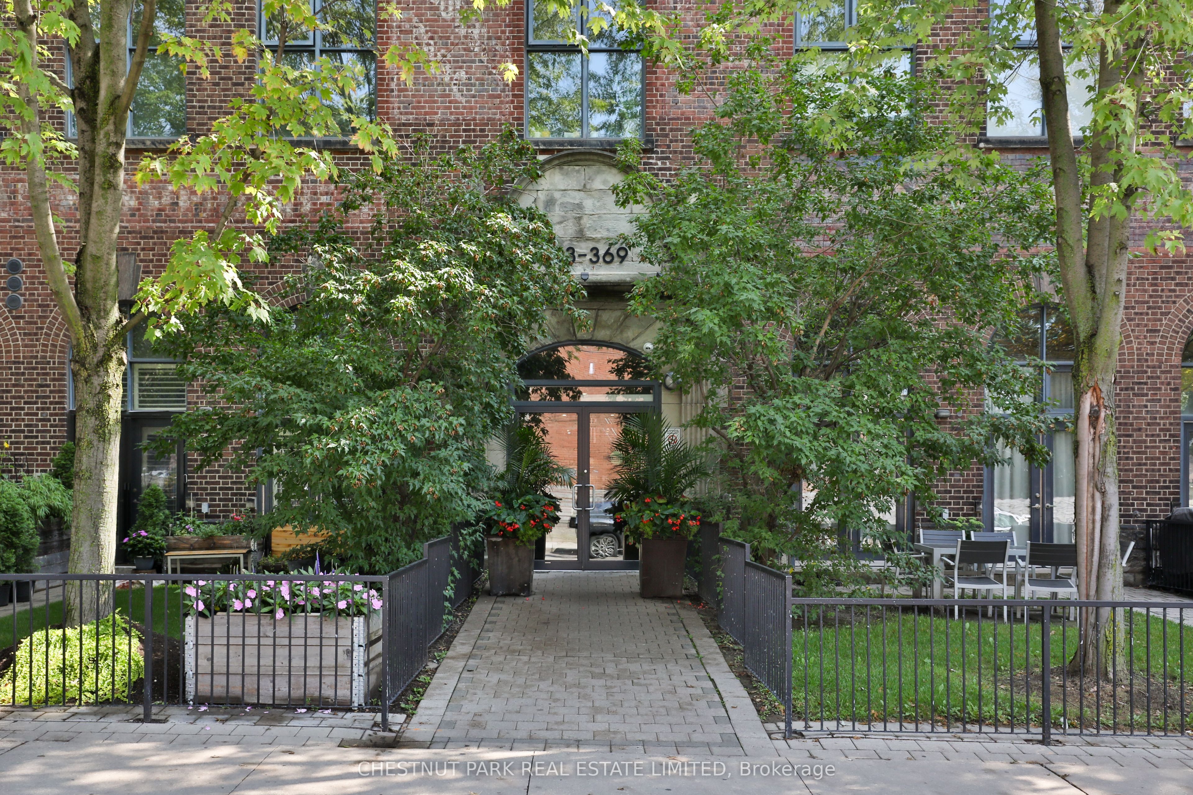 369 Sorauren Avenue 414, Toronto, ON M6R 3C2