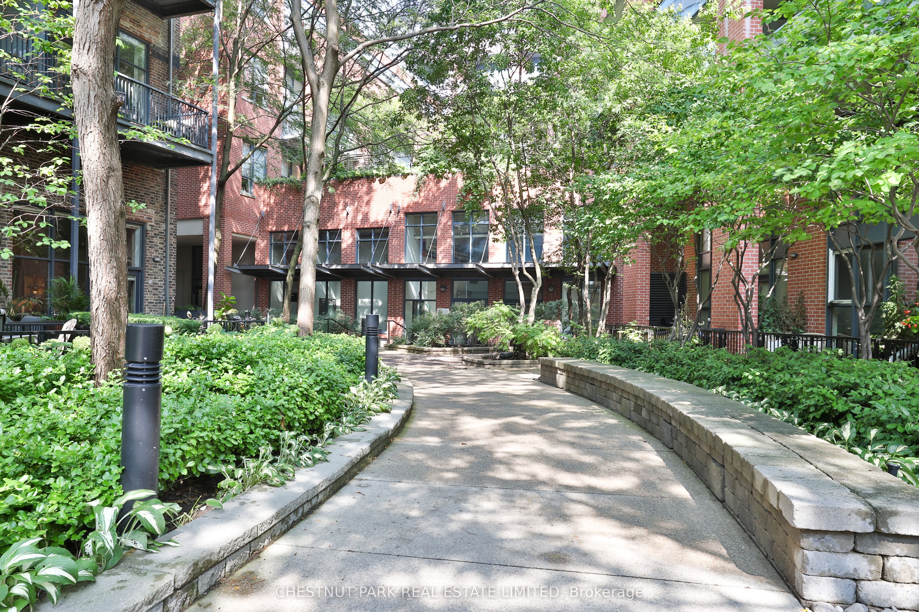 369 Sorauren Avenue 414, Toronto, ON M6R 3C2 photo 2
