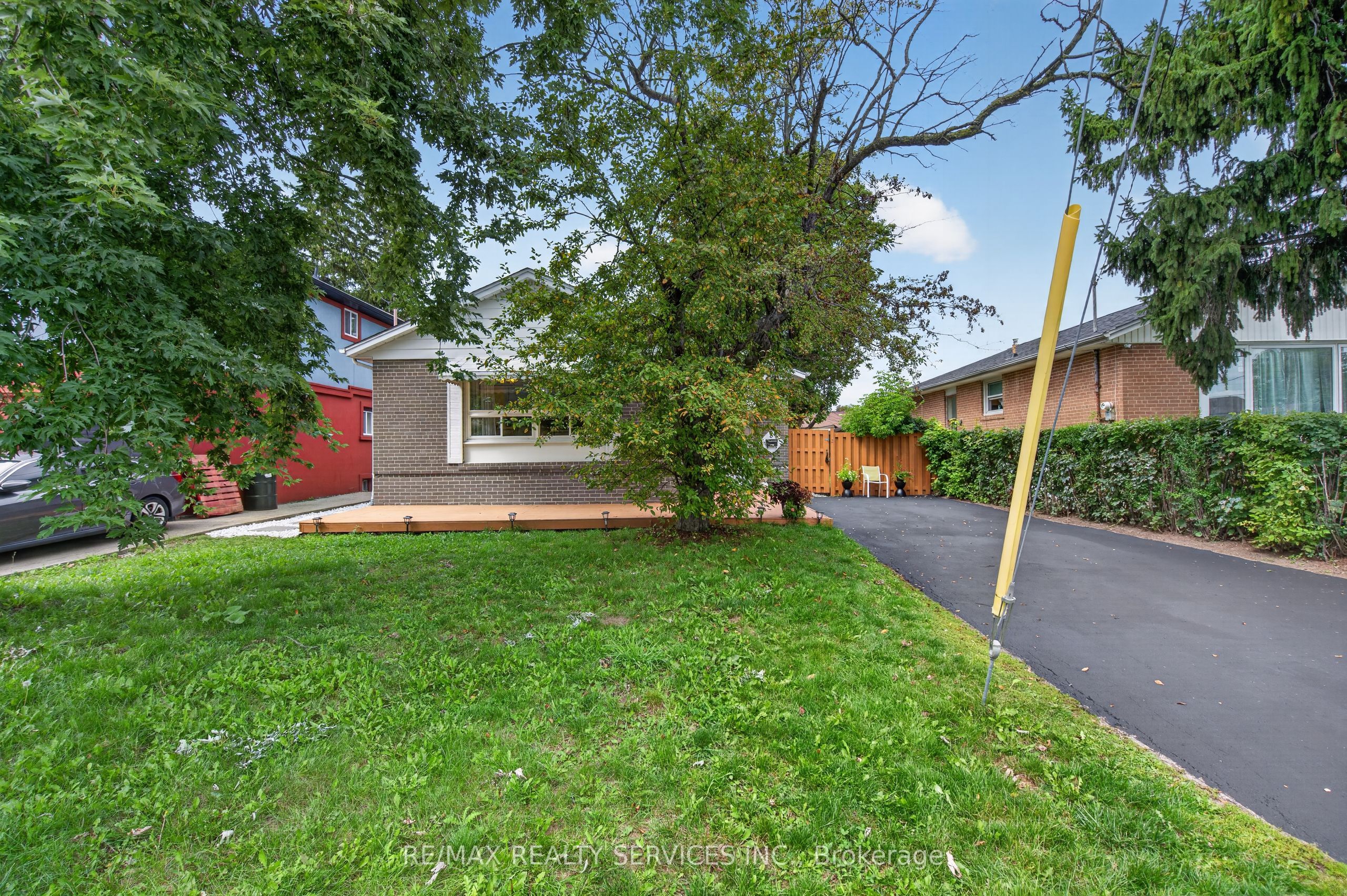 8 Leneck Avenue, Brampton, ON L6X 2A7 photo 2